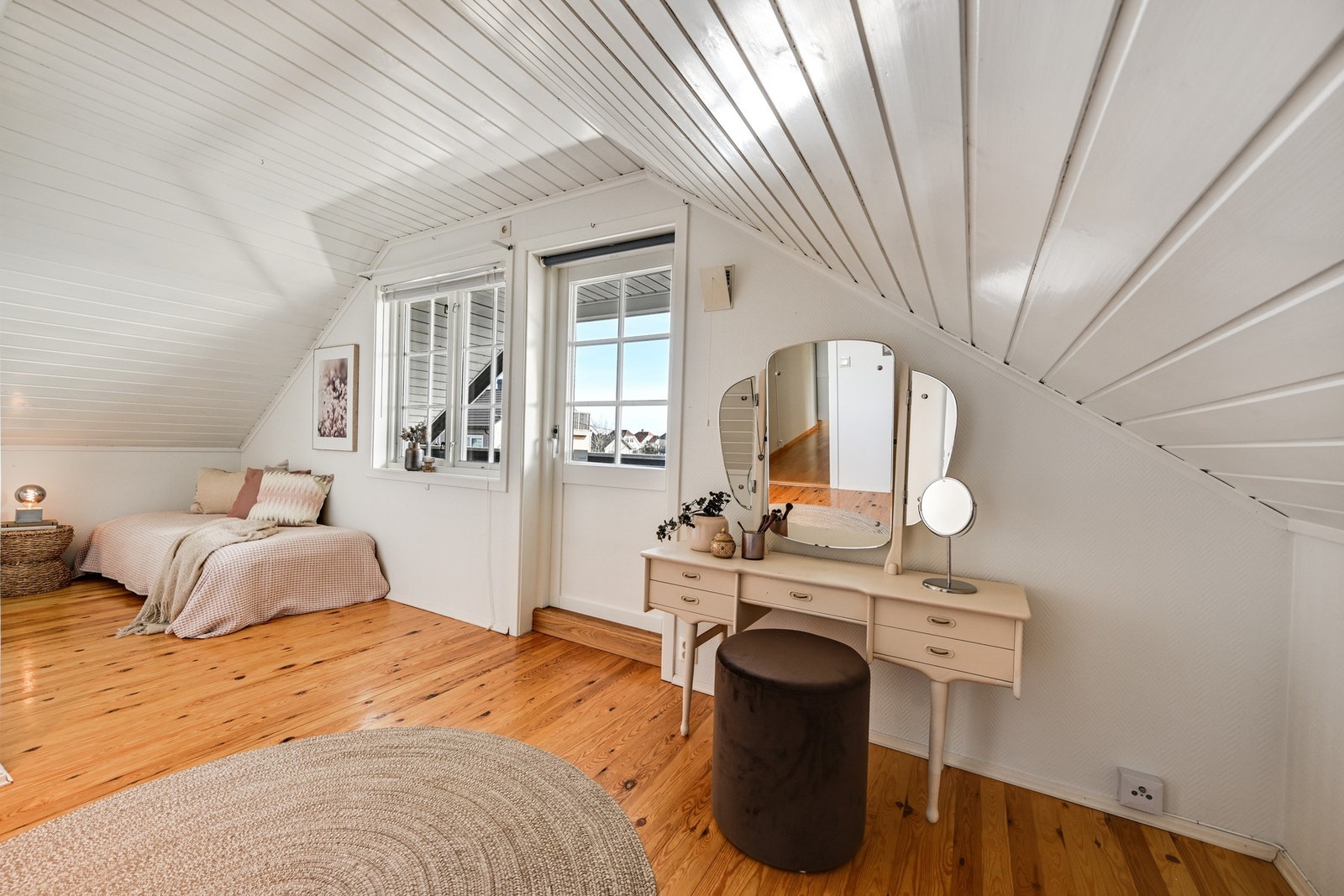 I motsatt ende av toppetasjen finner vi et fint ungdomsrom/loftsrom Galleribilde