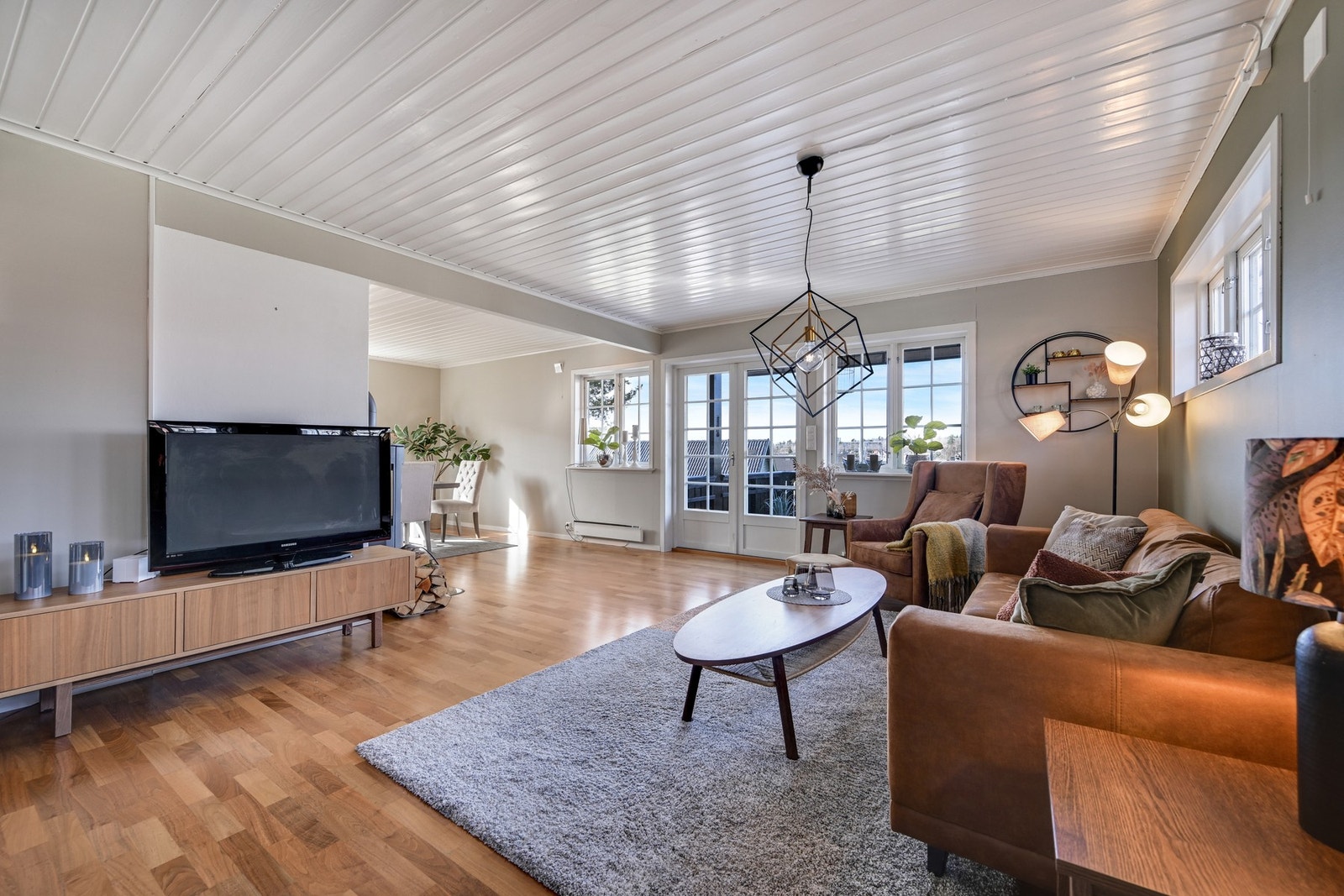 Lys vinkelstue med parkettgulv Galleribilde