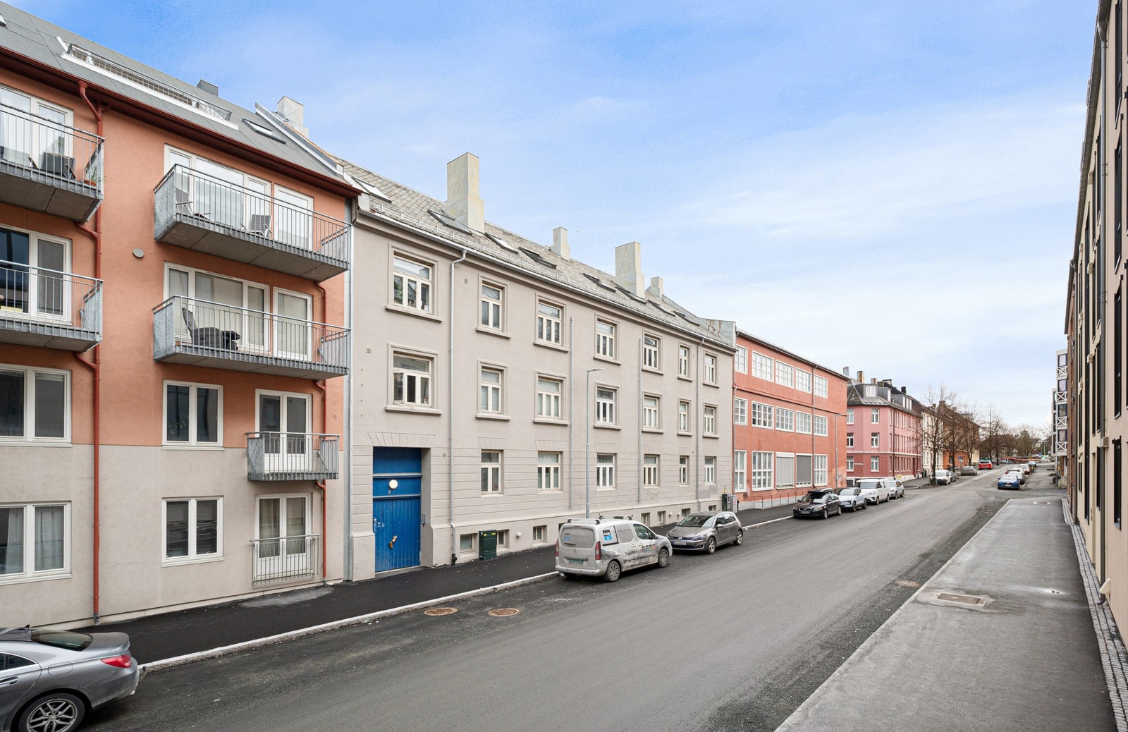 Bygningen, som er en ærverdig bygård, ble oppført i 1903 og er på 3 etasjer med kjeller og loft. Galleribilde