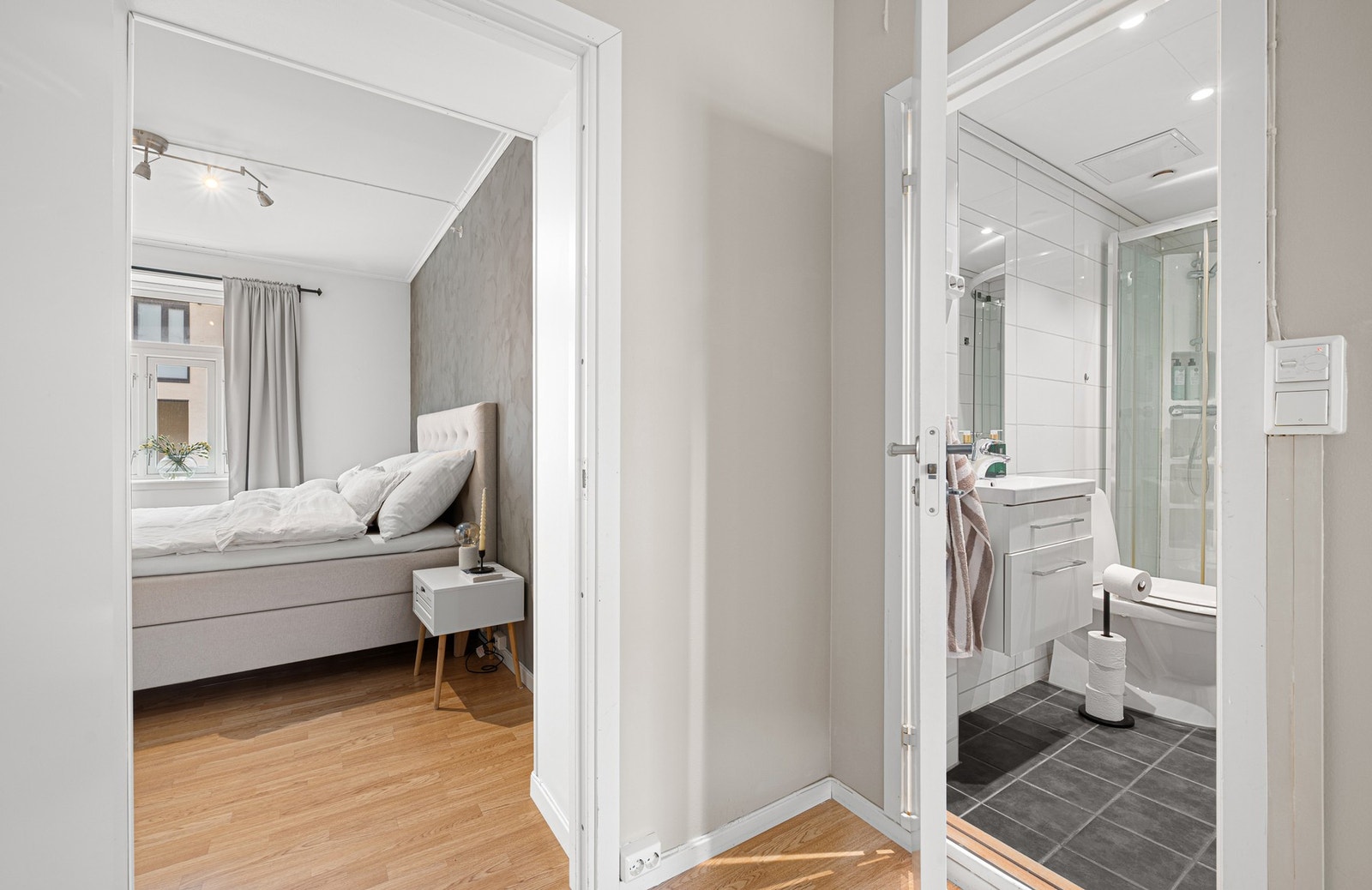 Fra baderommet er det direkte tilgang til soverommet. Galleribilde