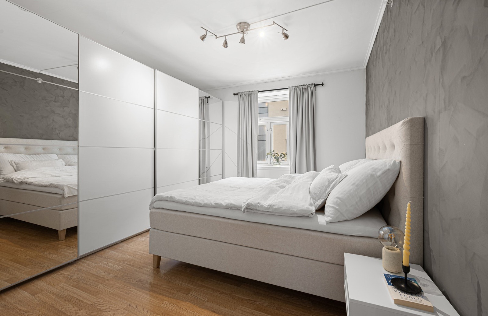 Her er det god plass til en stor dobbeltseng, og stor skyvedørsgarderobe følger med på handelen. Galleribilde