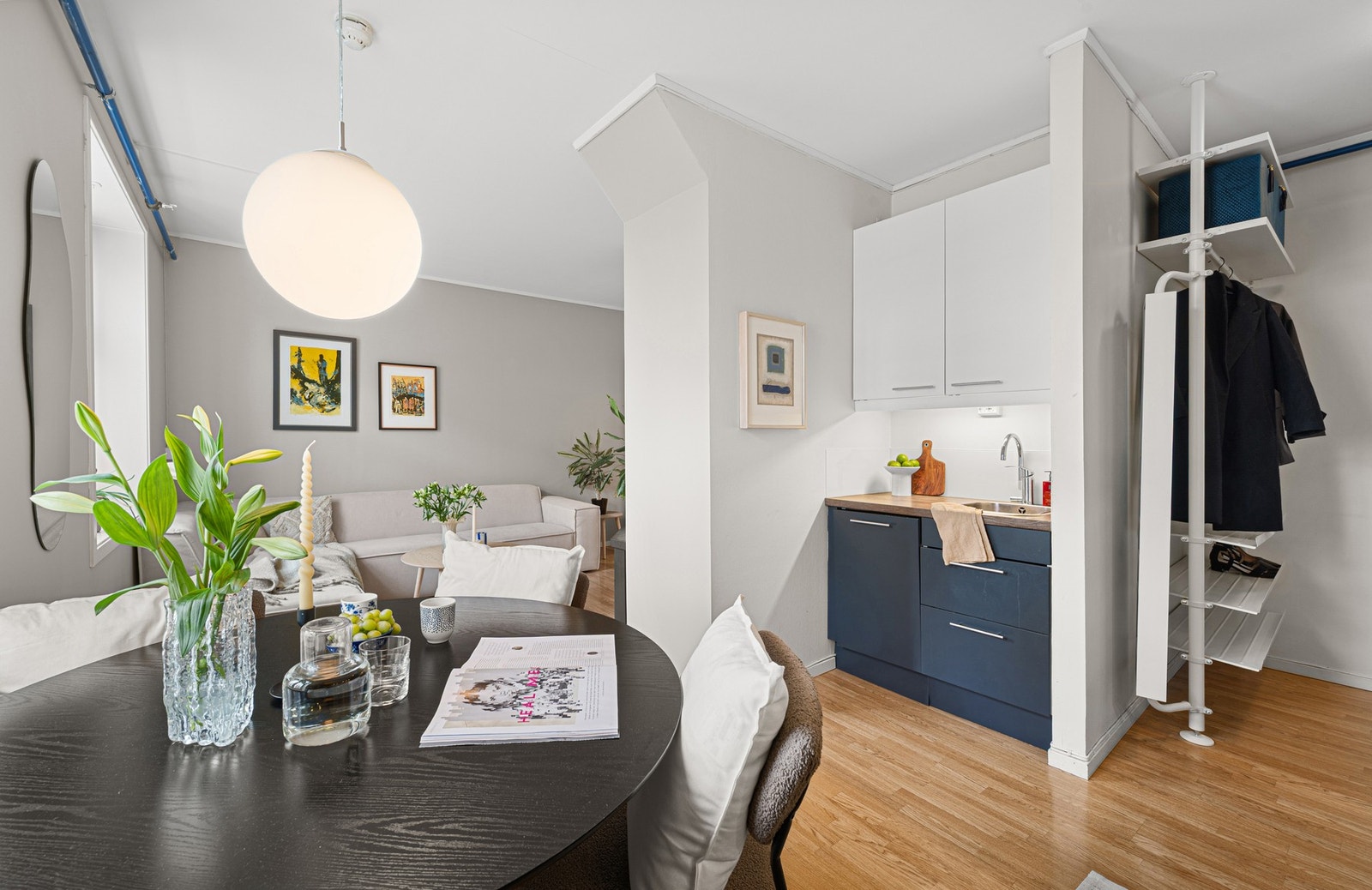 Kjøkkenet har rikelig med skap- og benkeplass, perfekt for både matlaging og praktisk oppbevaring. Galleribilde