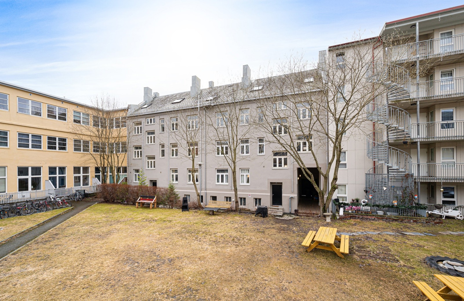 Leiligheten ligger sentralt til med kort vei til sentrum og gode forbindelser til studiesteder. Galleribilde