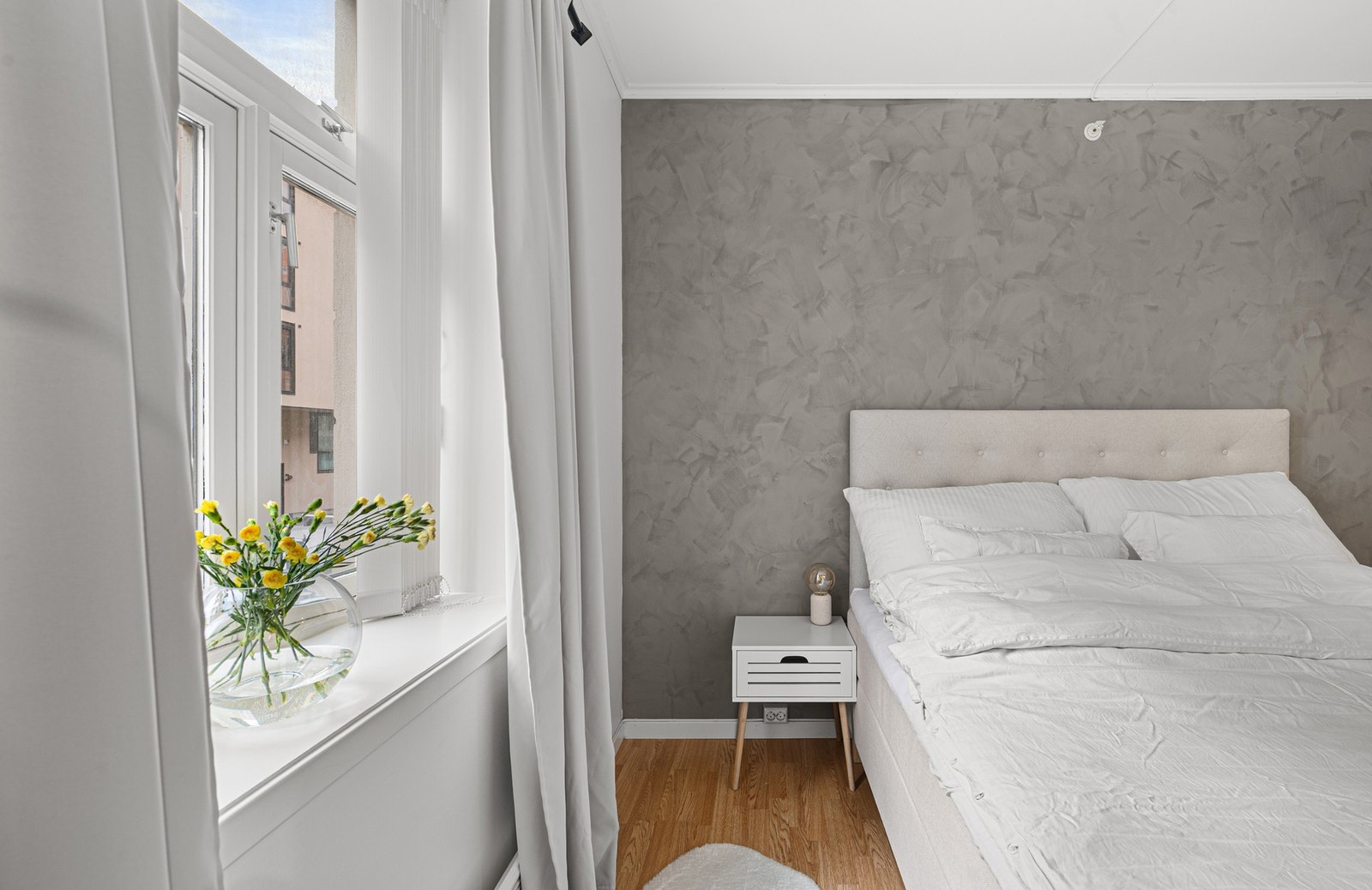 Soverommet har store vindusflater som slipper inn rikelig med naturlig lys. Galleribilde