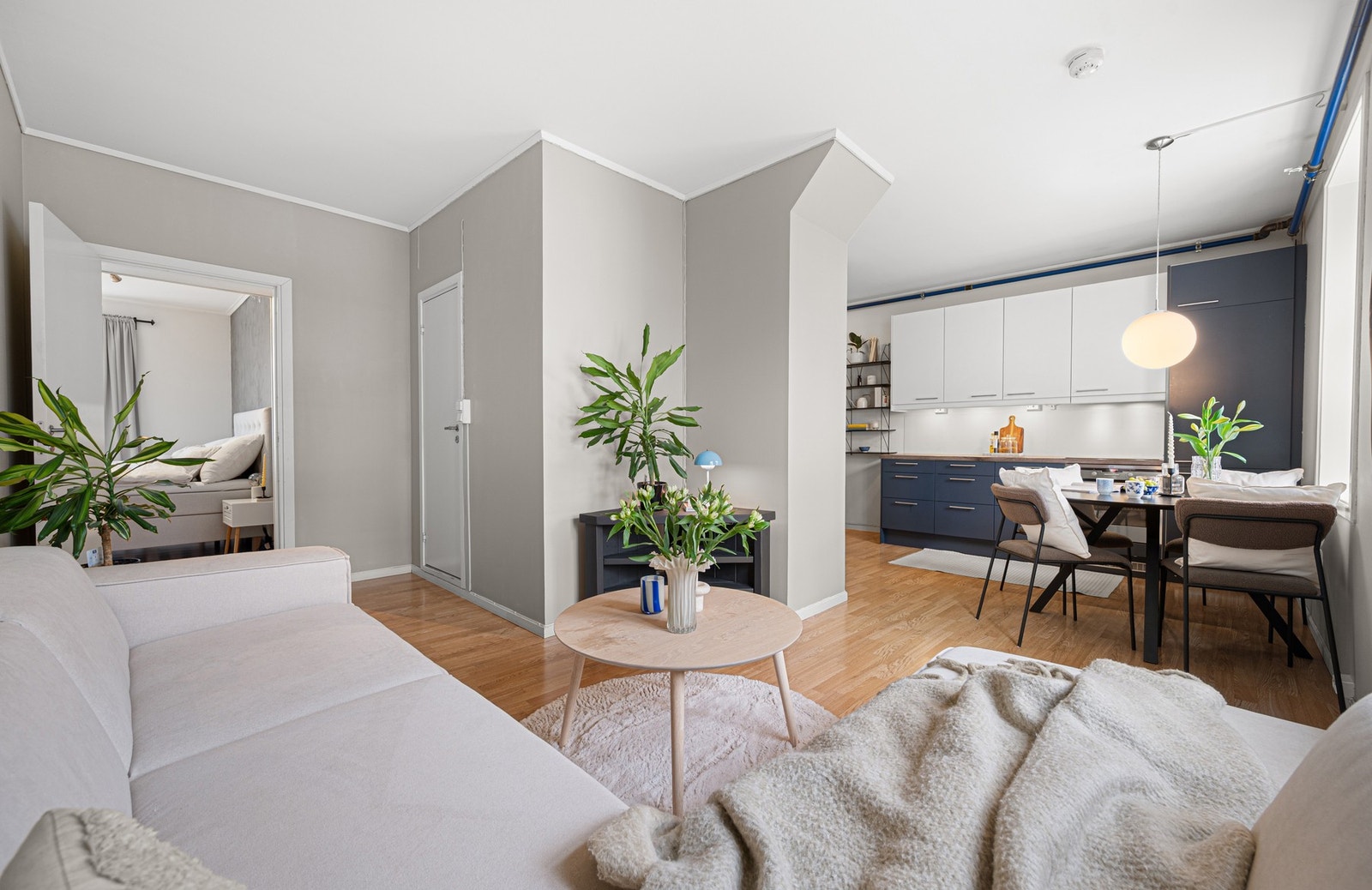 Her får du en flott selveierleilighet i høy 1.etasje med store oppholdsrom som er lett å innrede. Galleribilde