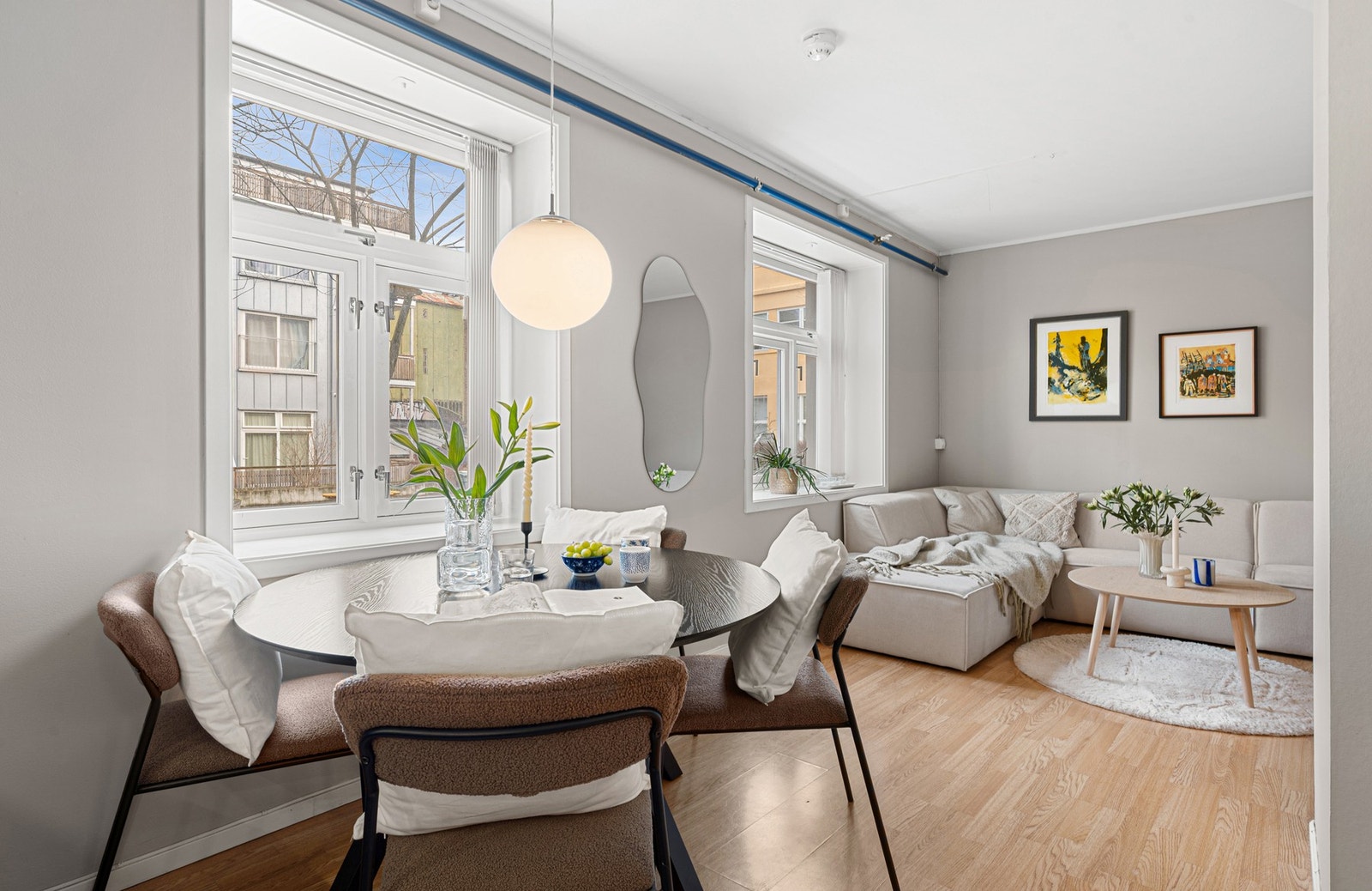Stuen har god plass til både sofagruppe og spiseplass, og fremstår som lett å møblere på en praktisk og innbydende måte. Galleribilde