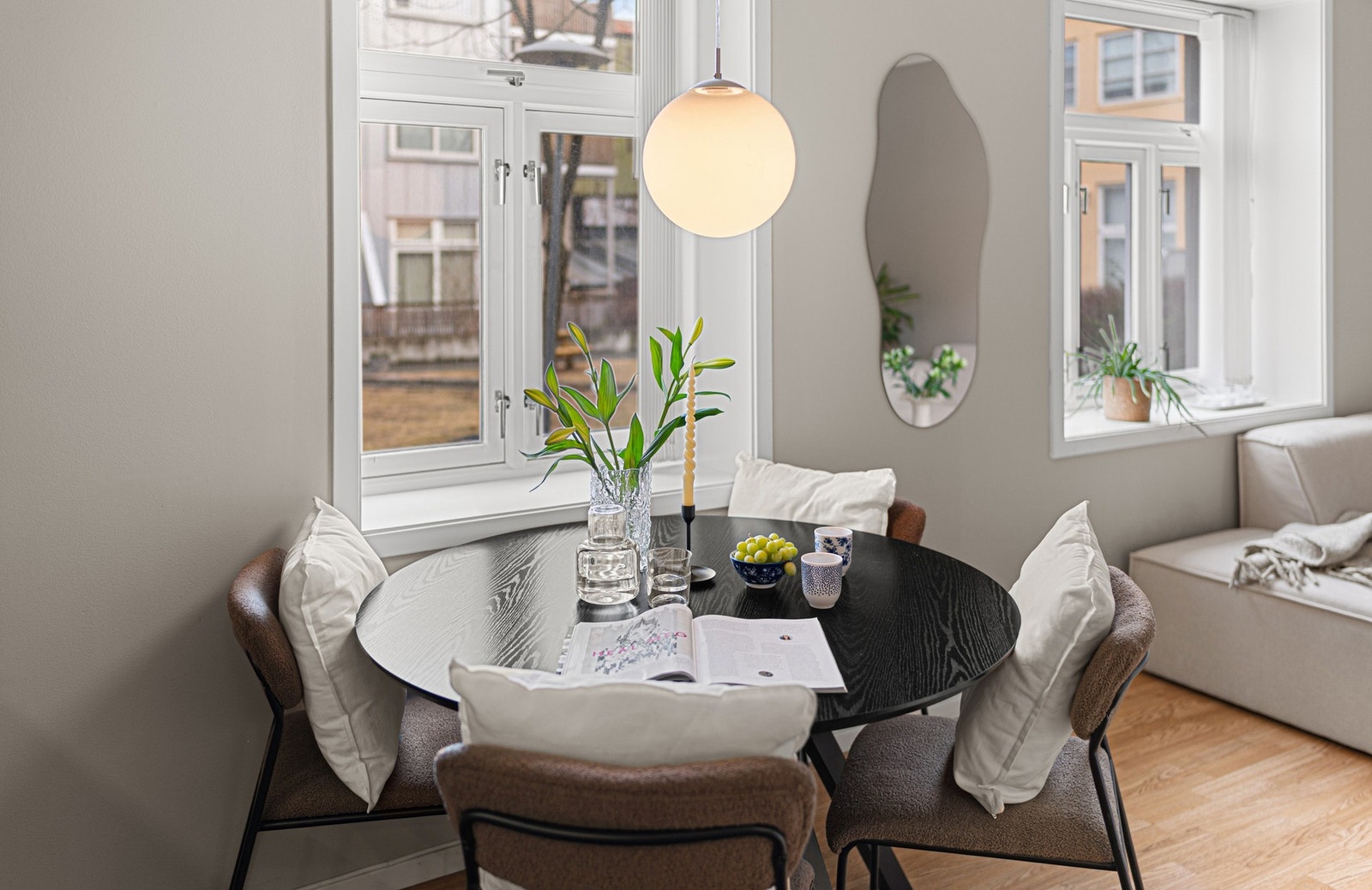 Stuen vender inn mot rolig bakgård. Galleribilde