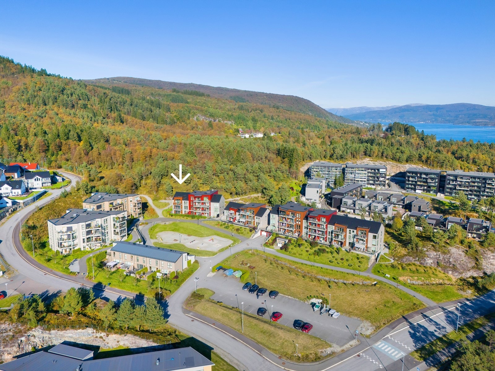 Hjertelig velkommen til visning i Langheiane 67! En flott 4-roms selveierleilighet innen kort gangavstand fra Knarvik sentrum. Eiendommen presenteres av Eiendomsmegler Norge v/Hans Petter Midbrød. Galleribilde