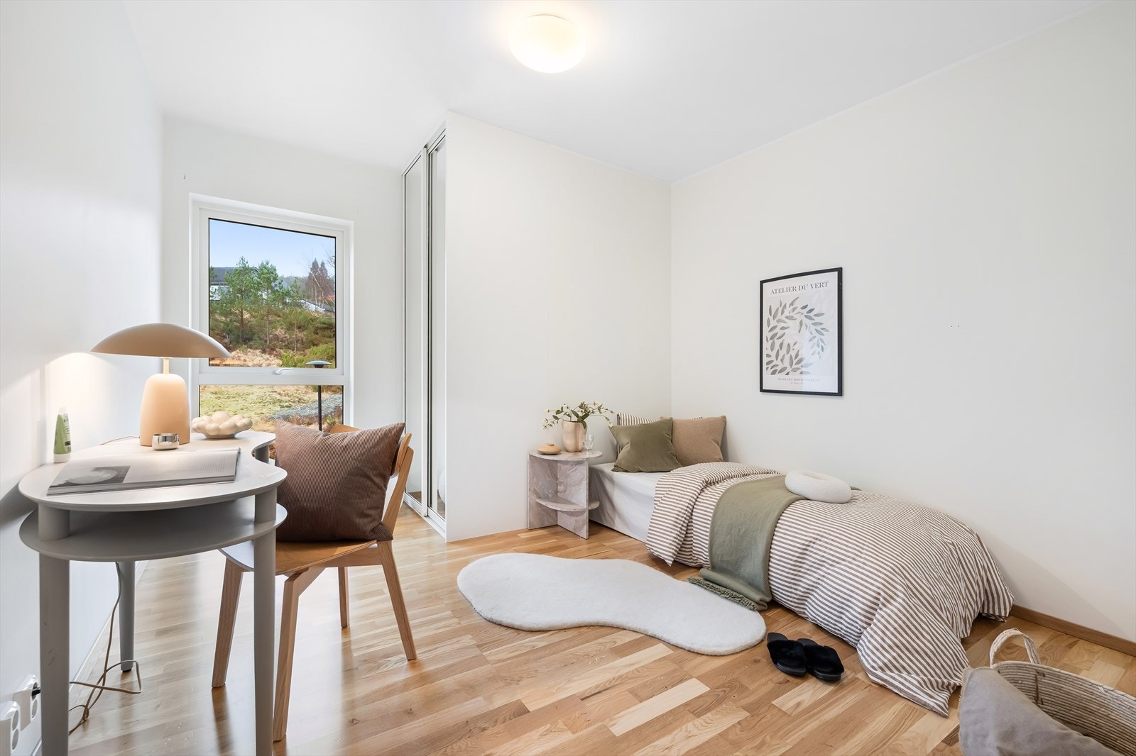 Soverom 2 er også av god størrelse. Her er det fint plass for barn eller gjester. Klesoppbevaring i skyvedørsgarderobe også her. Galleribilde