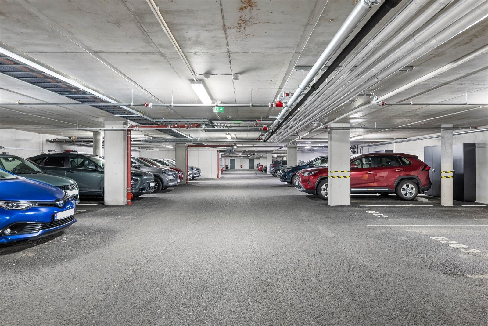 Her i underetasjen finner man egen parkeringsplass med mulighet for installasjon av el-bil lader og leilighetens bod. Galleribilde