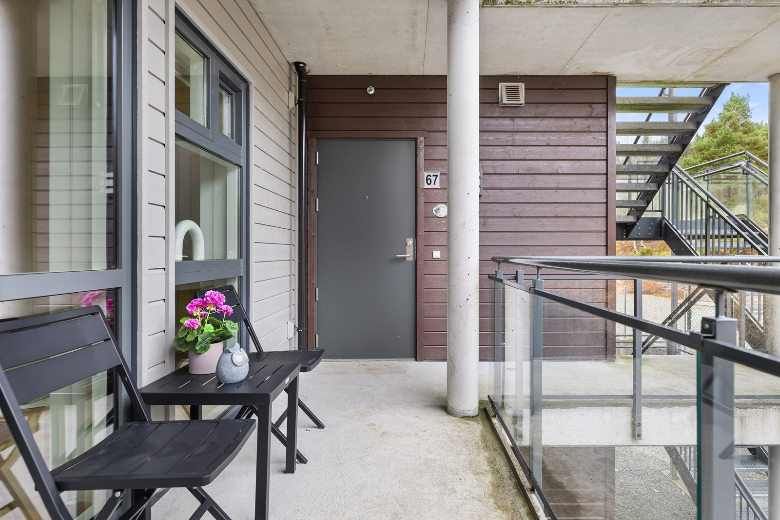 Man velger selv om man vil ta trapp eller heis opp til inngangspartiet. Galleribilde