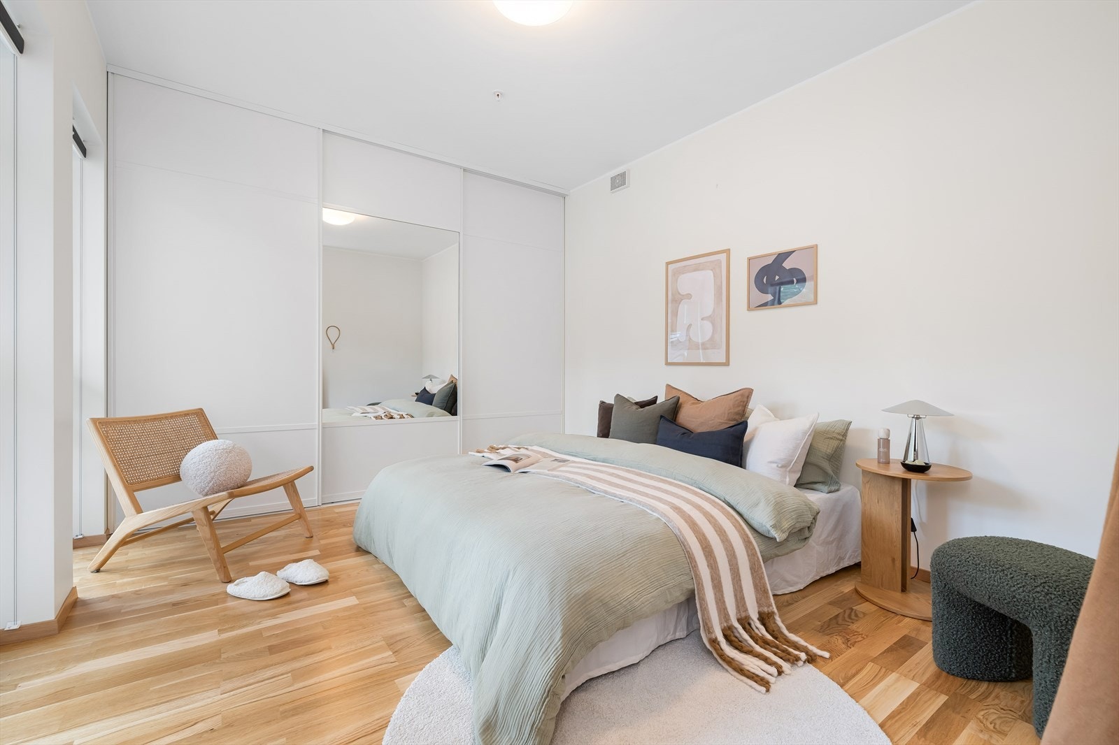 Rikelig av klesoppbevaring i skyvedørsgarderobe. Galleribilde