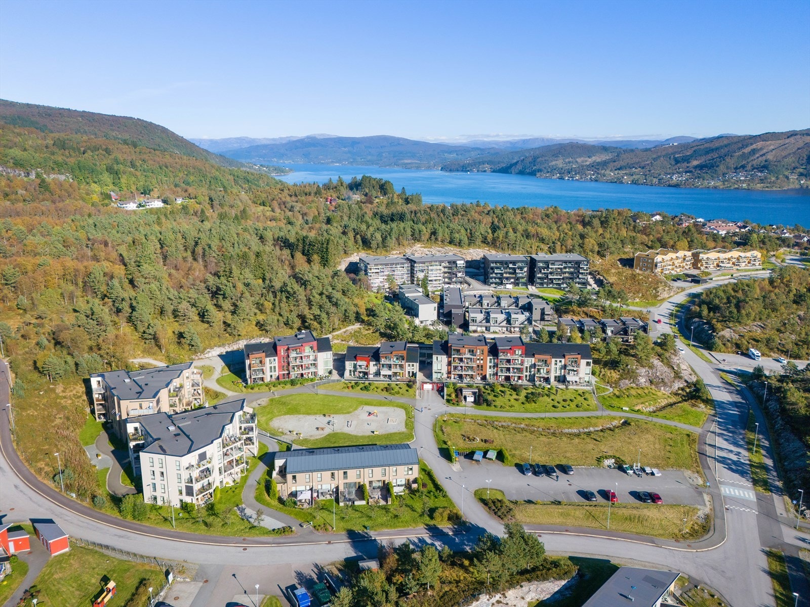 Stort åpent fellesareal i front gir luft mellom byggene og boltreplass for barna. Galleribilde