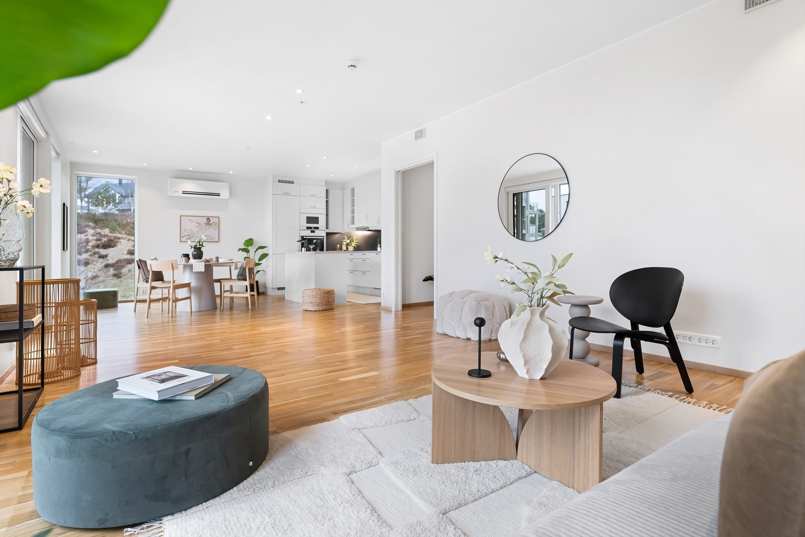 Her i stuen er det rikelig med plass for flere sittegrupper i tillegg til spisebord ved kjøkkenet. Galleribilde