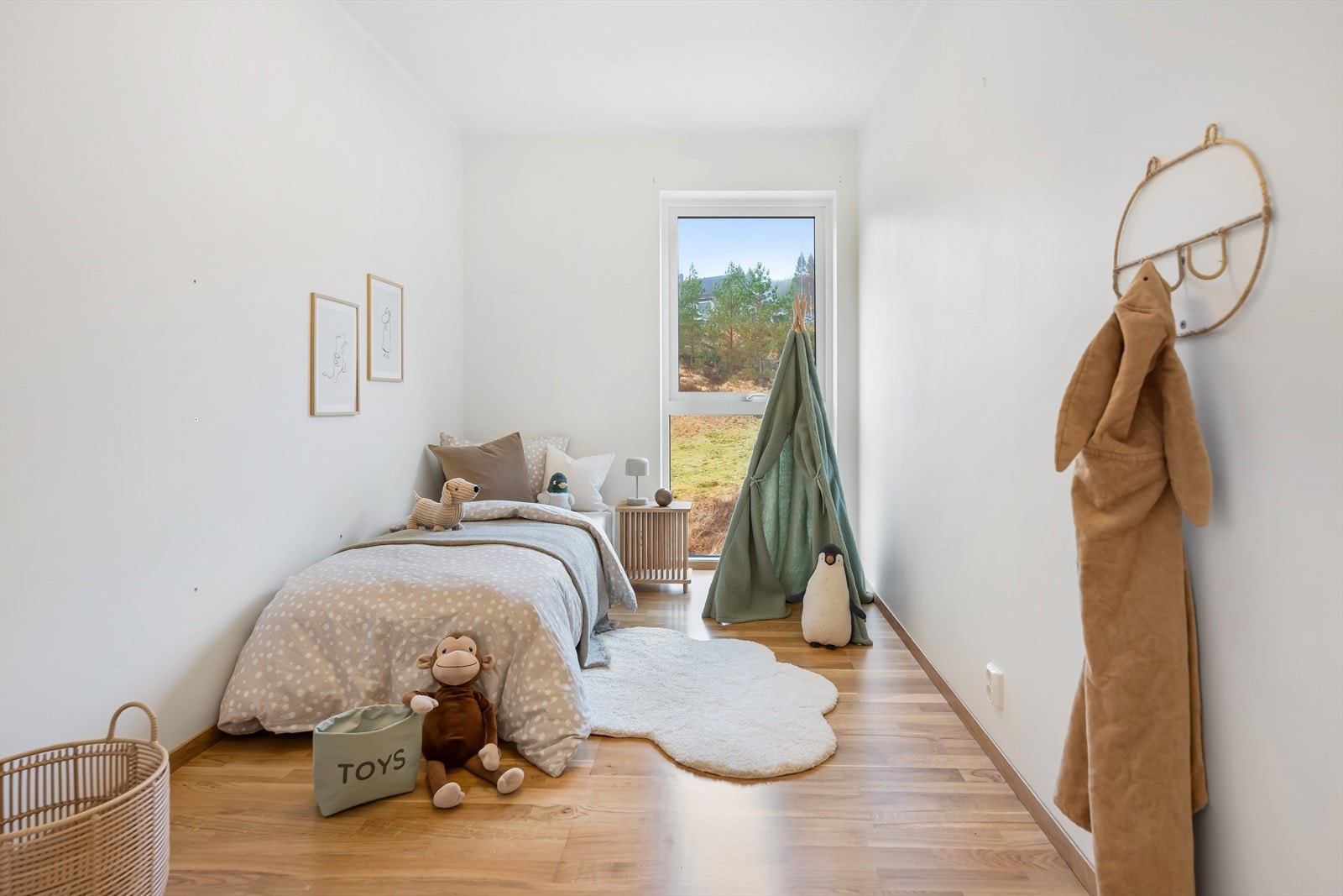 Barnerom eller gjesterom er opp til deg, men her er det fint plass for seng, garderobe og barnelek. Galleribilde