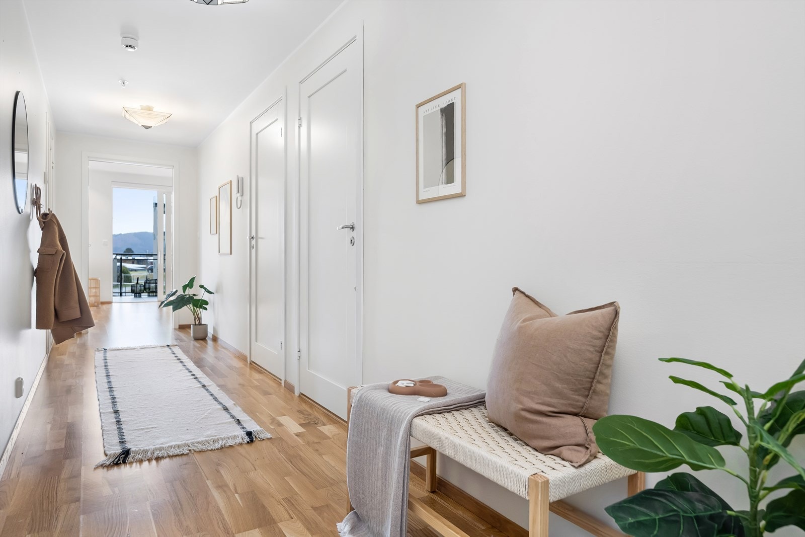 Innbydende entré/gang med tilkomst til 3 fine soverom, 2 bad og inn til stue/kjøkken. Galleribilde