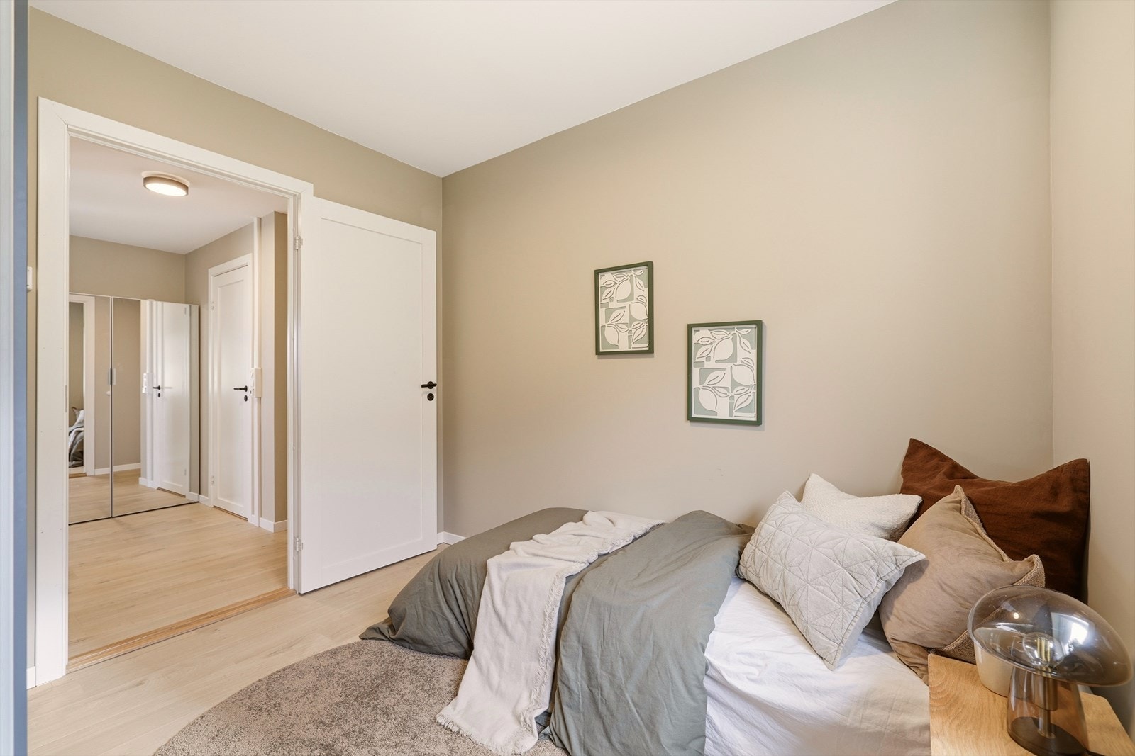 Dette rommet måler 7,9kvm, og har plass til både seng og garderobe. Galleribilde