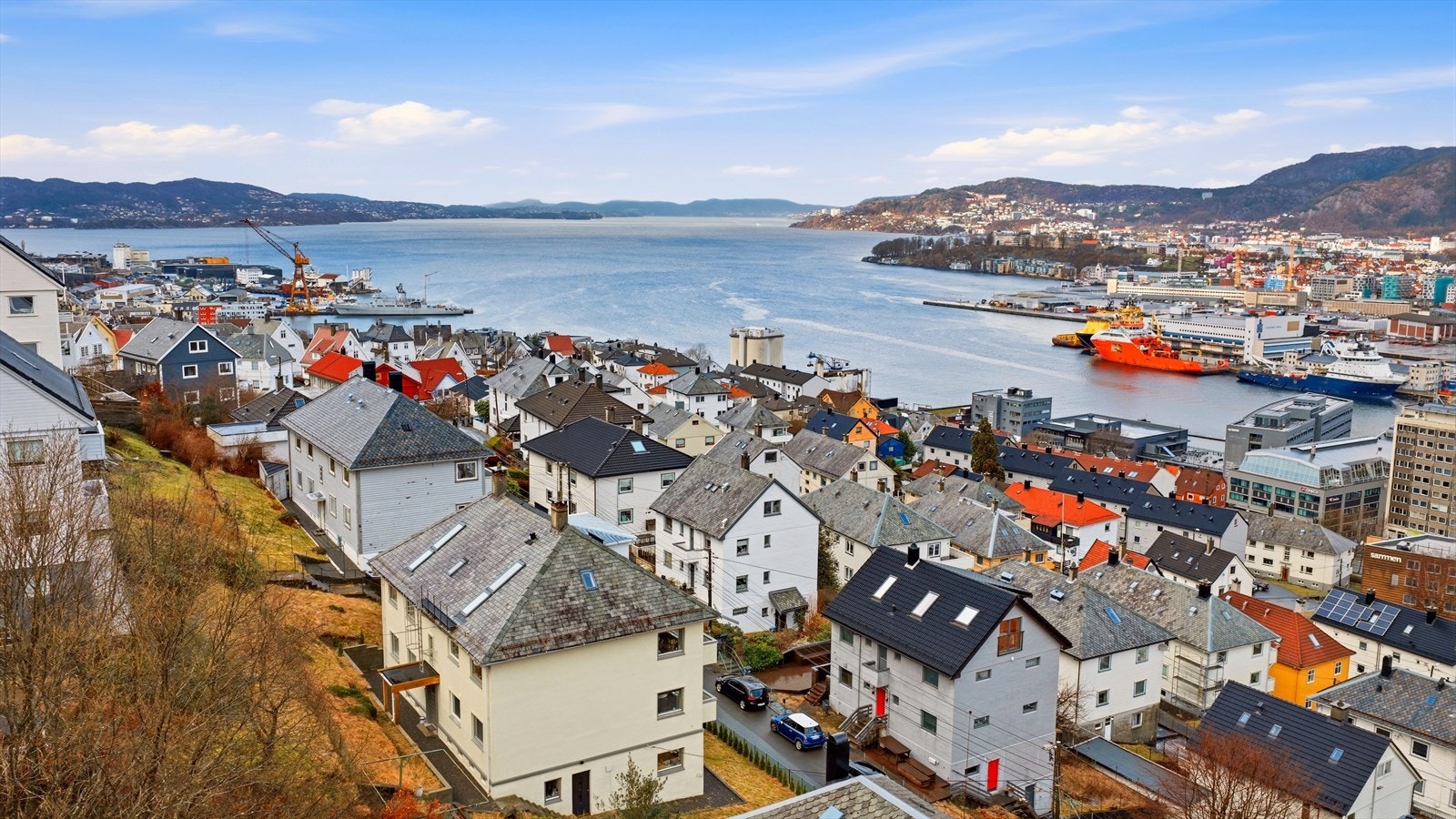 Også kort vei til dagligvarebutikken Kiwi på Hamrehjørnet, samt Laksevåg senter med Vinmonopol, apotek, dagligvarebutikker og mye mer. Galleribilde