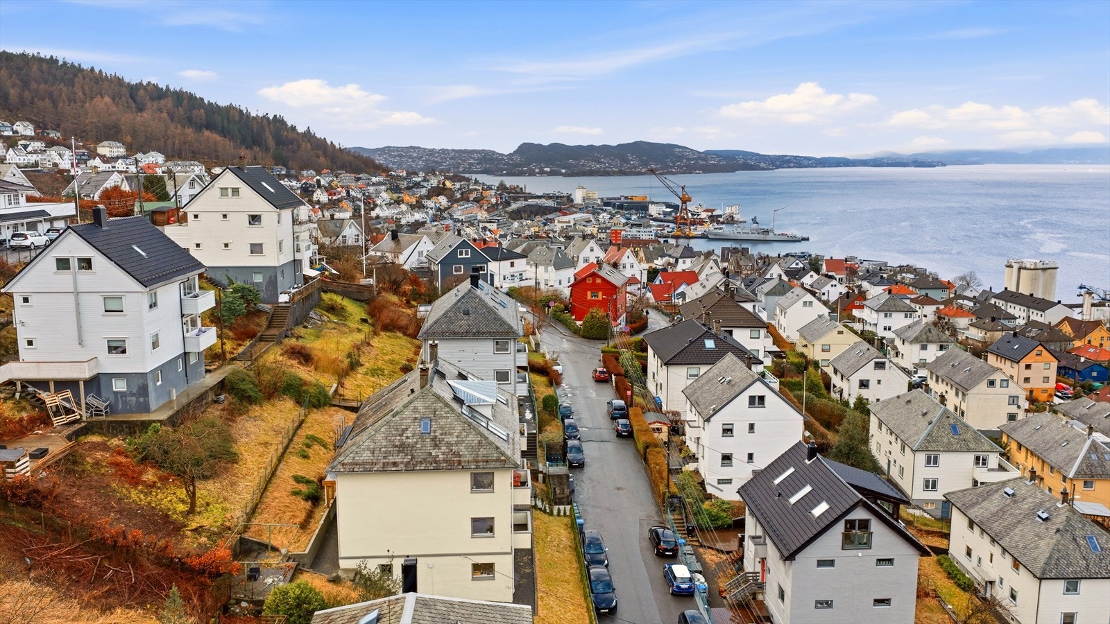 Eiendommen er relativt romslig tomt og er opparbeidet med hage. Galleribilde