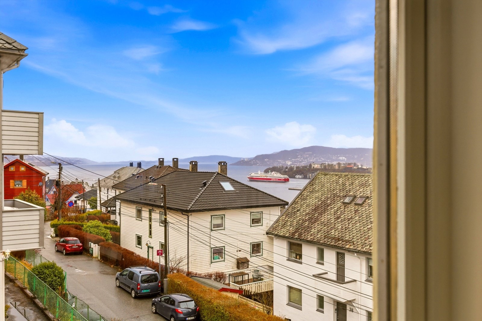 Gjennom de store vinduene nyter man upåklagelig utsikt mot byfjellene og over innseilingen til Bergen. Galleribilde