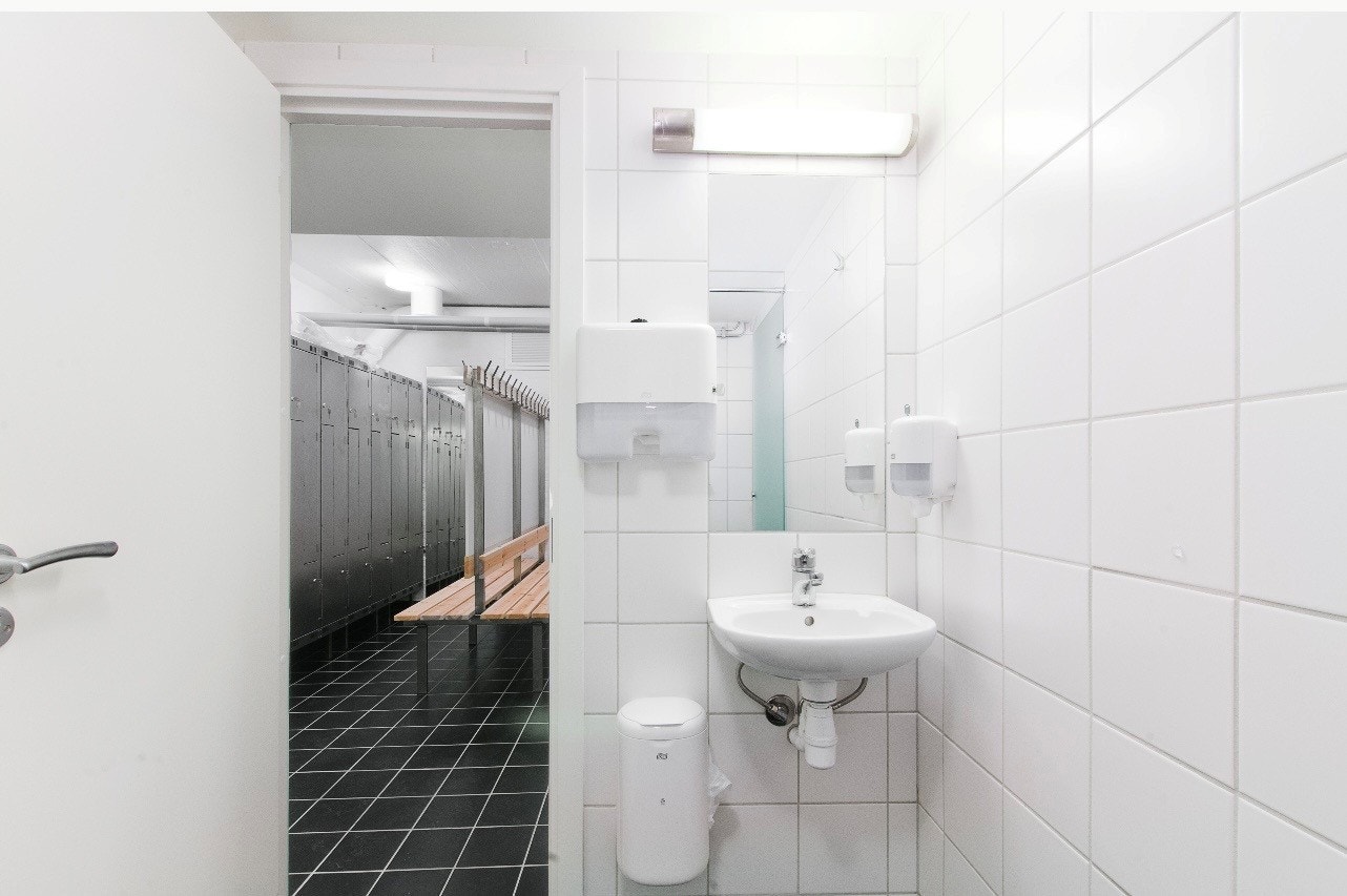 Felles garderobe og dusj. Galleribilde