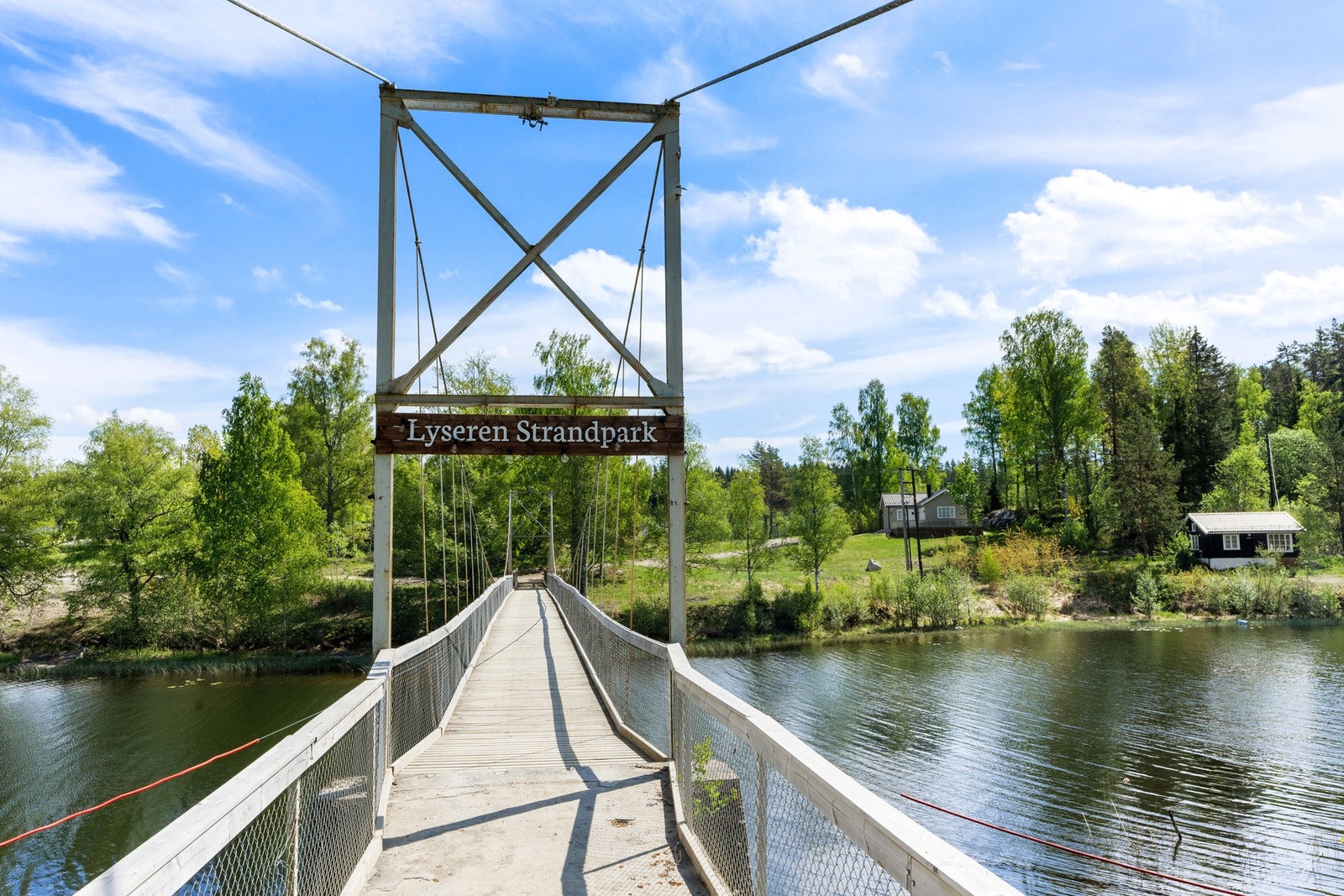 Bro fra fastlandet og over til halvøya låven ligger på. Galleribilde