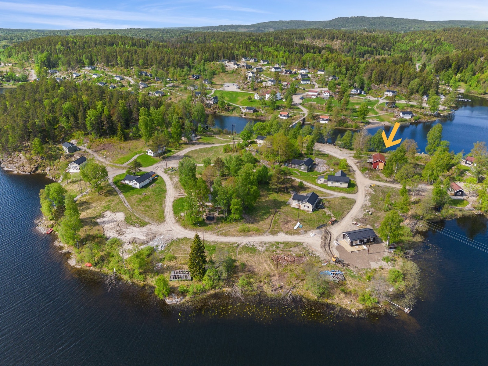 Låve markert med gul pil. Galleribilde