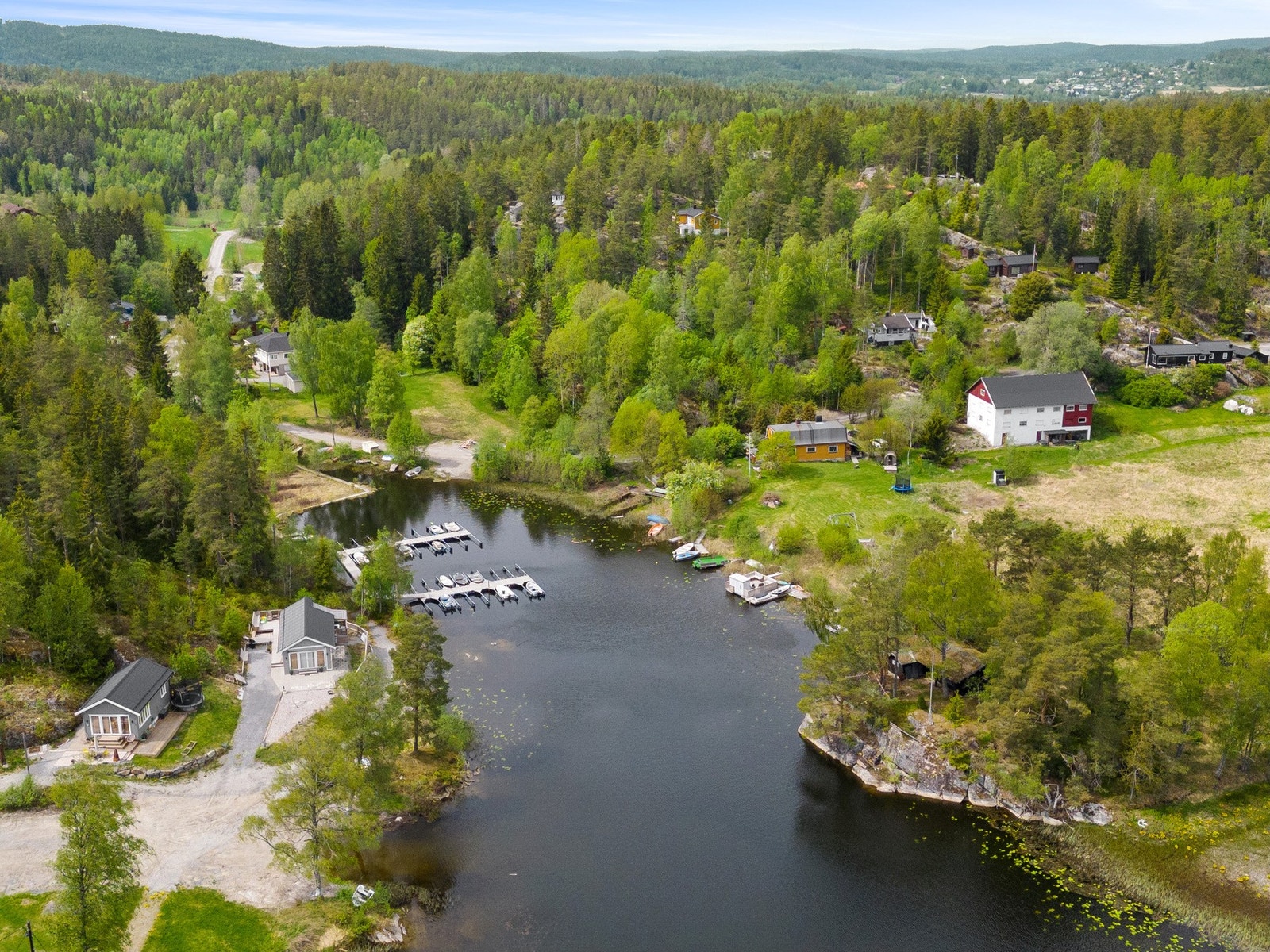 Det er ca. 5 min med bil til Våg med Vågsenteret, hvor det er kafé, blomster- og gavebutikk, klesbutikker, vinmonopol, apotek, Rema 1000 mm. Galleribilde