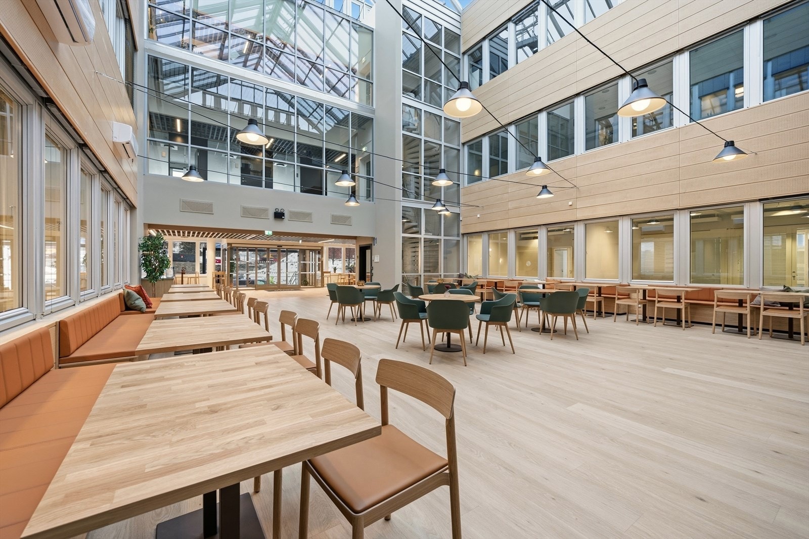 Østre Aker vei 94 - Nyoppusset kantine og flott atrium. Galleribilde
