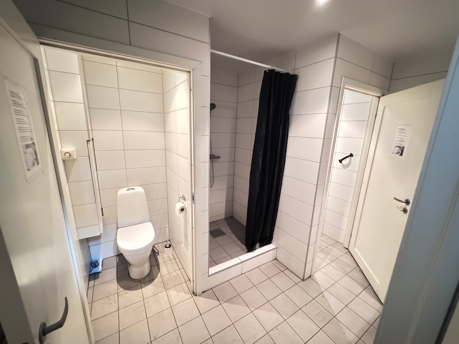 Toaletter, dusj og garderobe for de ansatte Galleribilde