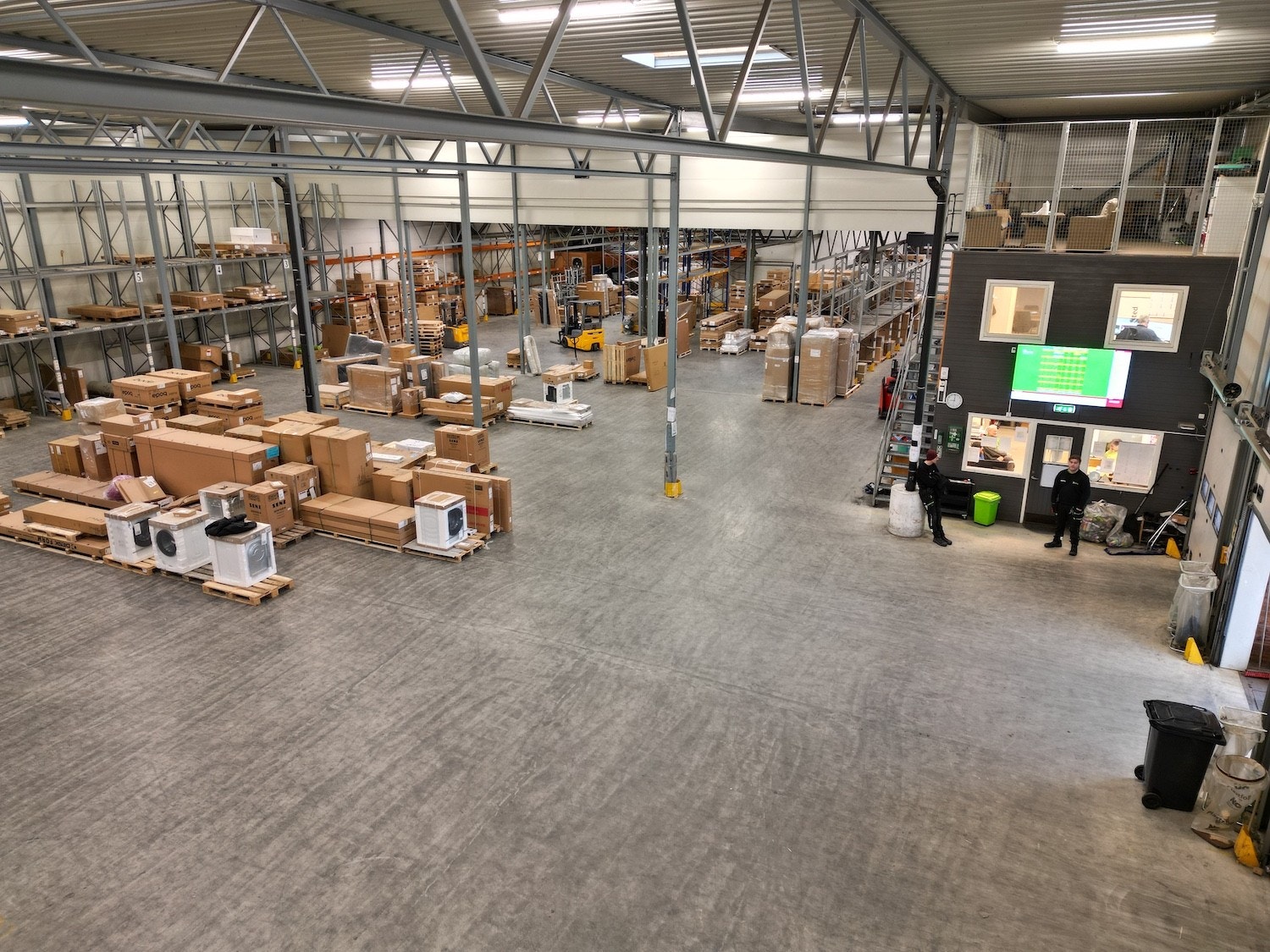 Stor lagerhall med god takhøyde som egner seg perfekt for lager og logistikk, eventuelt til produksjon Galleribilde