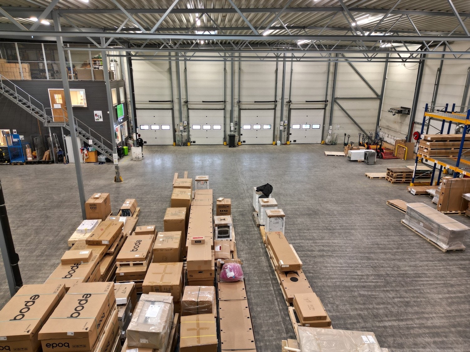 Effektivt bygg stor takhøyde og god planløsning Galleribilde