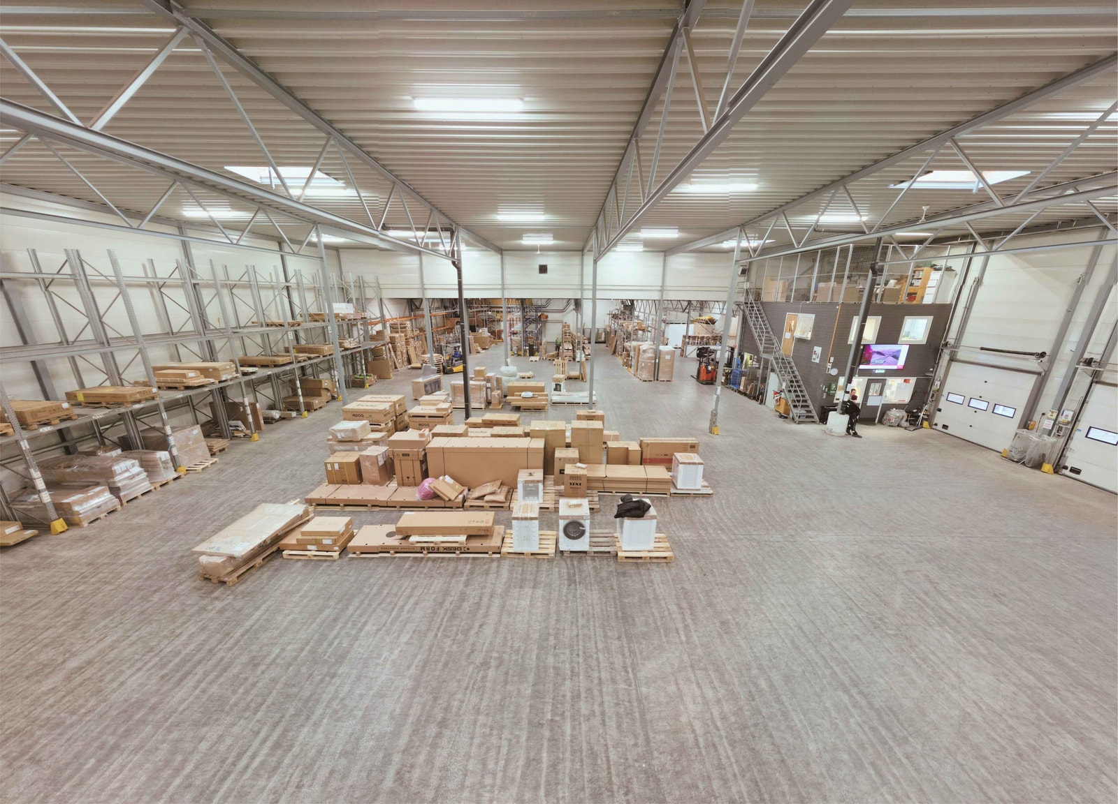 Stor lagerhall med god takhøyde som egner seg perfekt for lager og logistikk, eventuelt til produksjon Galleribilde