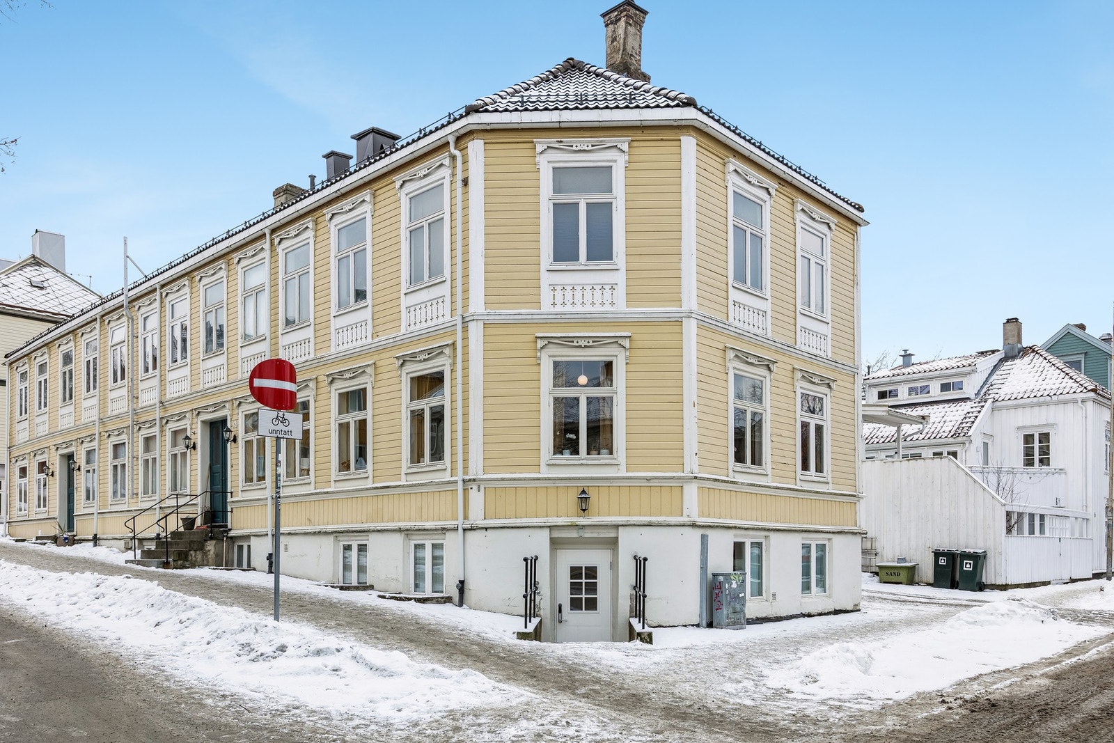 EIE eiendomsmegling ved Karen Ulvan Ratdal og Daniel Lanto har gleden av å presentere Bakkegata 8A. (Foto: Efkt, Robin Hope Syrstad) Galleribilde