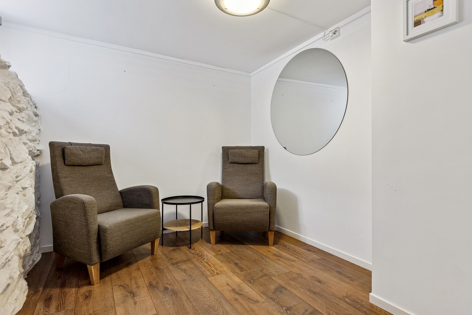 Lokalet har i tillegg et avlukket kontor. Et fleksibelt rom som egner seg som arbeidsplass, møterom eller stille sone, tilpasset dine behov. Galleribilde