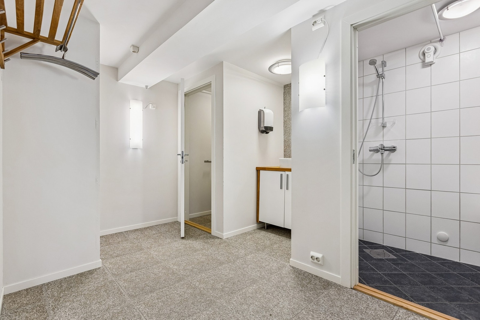 I bakkant av lokalet finner du garderobe, dusjrom, WC og bod. Galleribilde