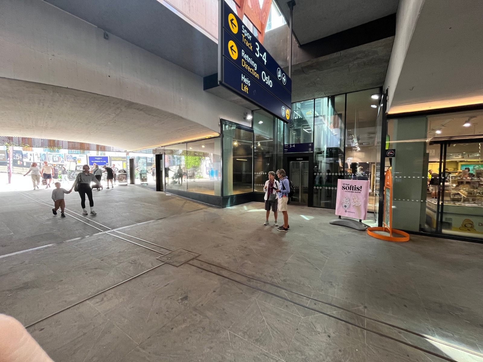 8 toglinjer mot begge retninger er tilgjengelig her pluss Sandvika bussterminal er en steinkast unna. Galleribilde