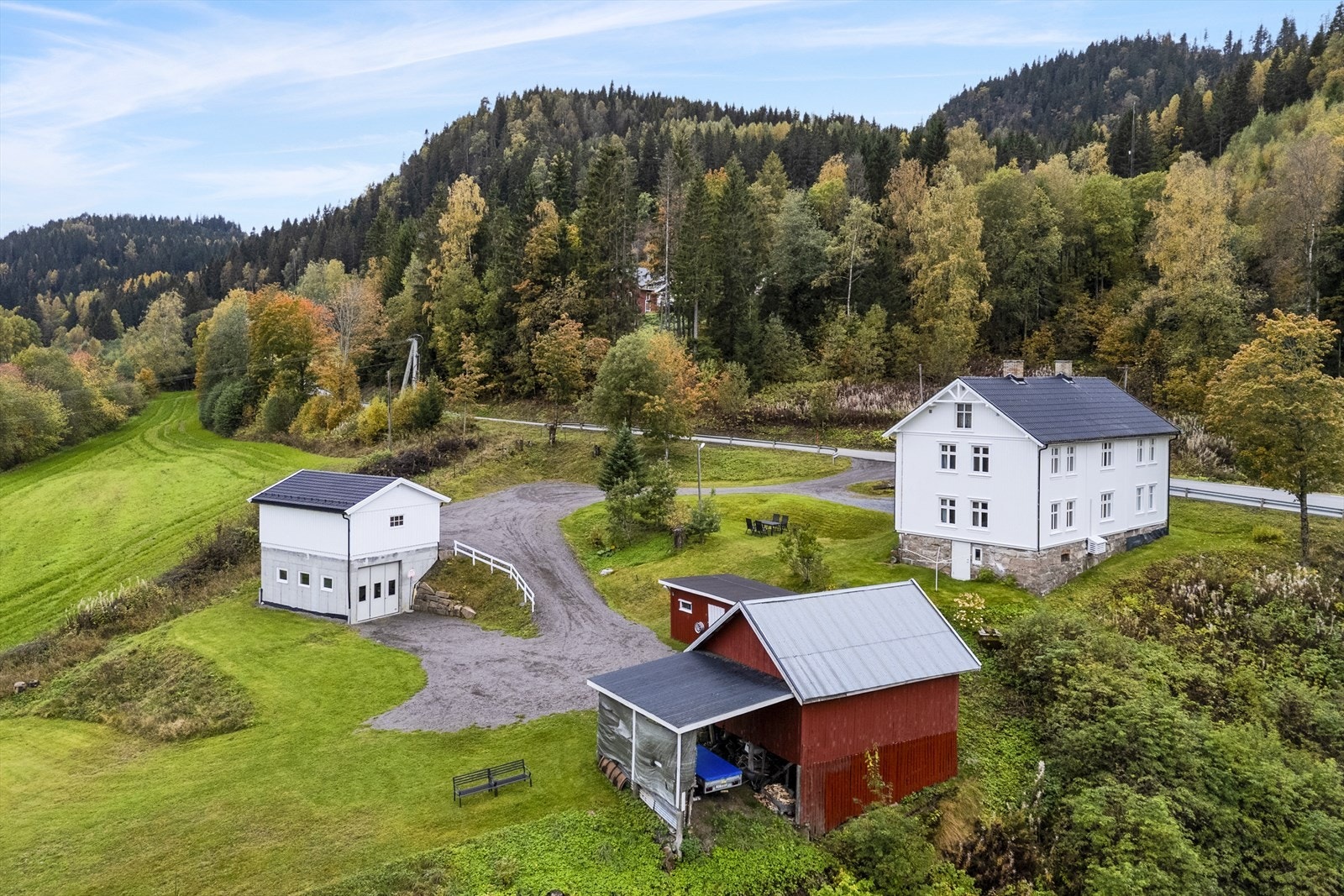 På eiendommen er det oppført vånningshus, dobbelgarasje, lagringsbod/garasje og vognskjul Galleribilde