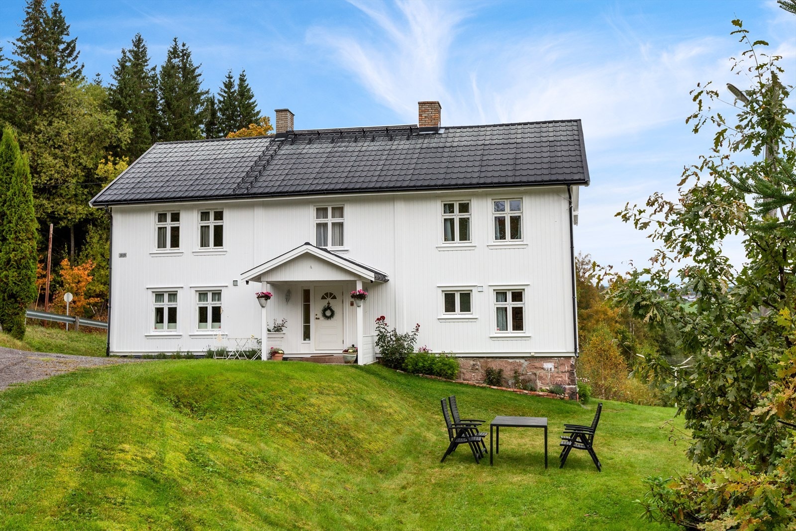 Våningshuset er på 2 plan med kjeller under deler av bygget. Galleribilde