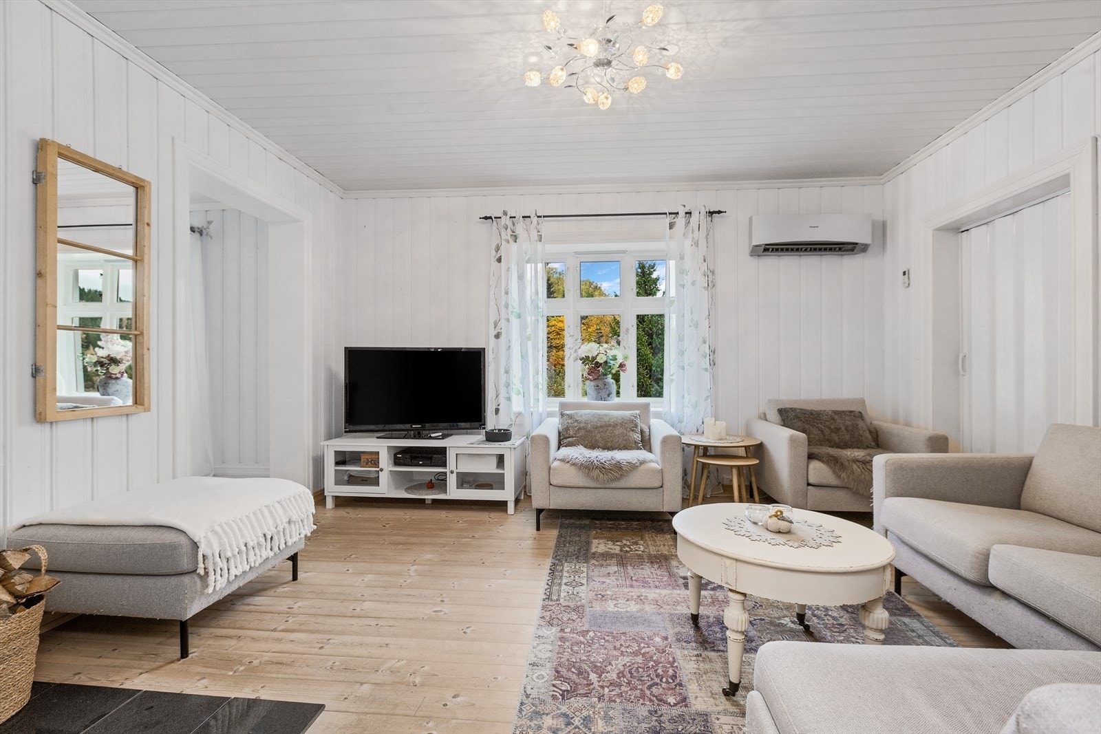 Romslig stue med flere innredningsmuligheter Galleribilde