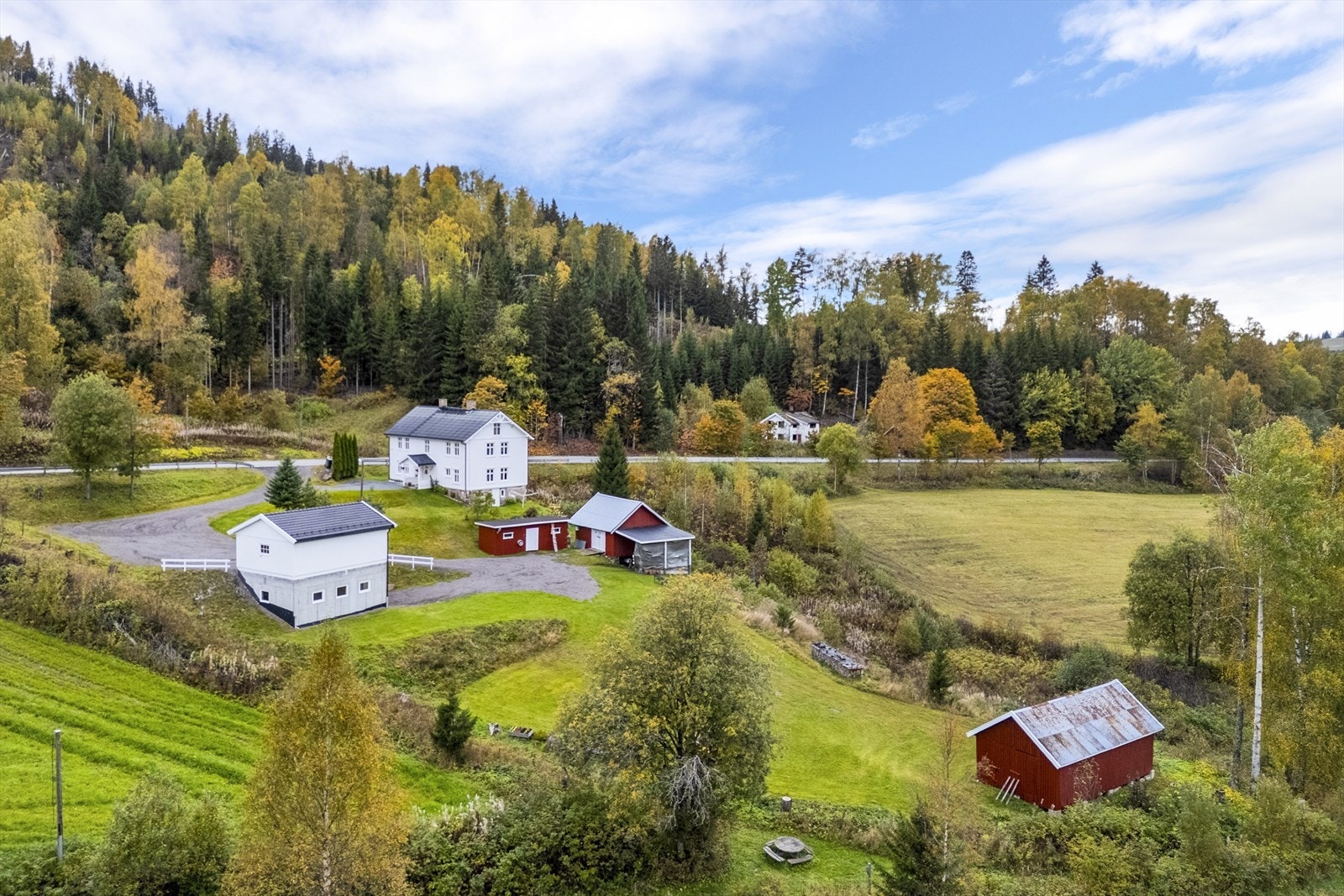 Eiendommen utgjør totalt ca 112,5 daa, hvorav blant annet 21,3 daa fulldyrka jord, 0,9 innmarksbeite og 80,5 daa produktiv skog Galleribilde
