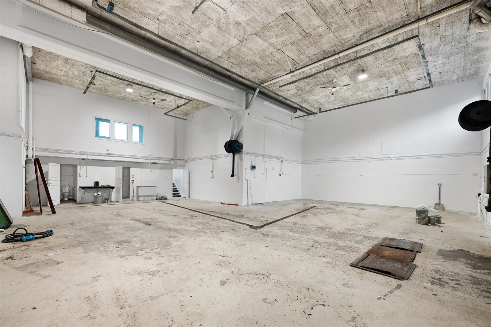 Verksted-/kombionasjonslokaler med 6 meter takhøyde, BTA 715 m²