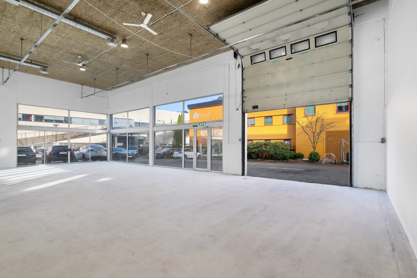 Salg-/kombionasjonslokaler med 6 meter takhøyde, BTA 715 m²