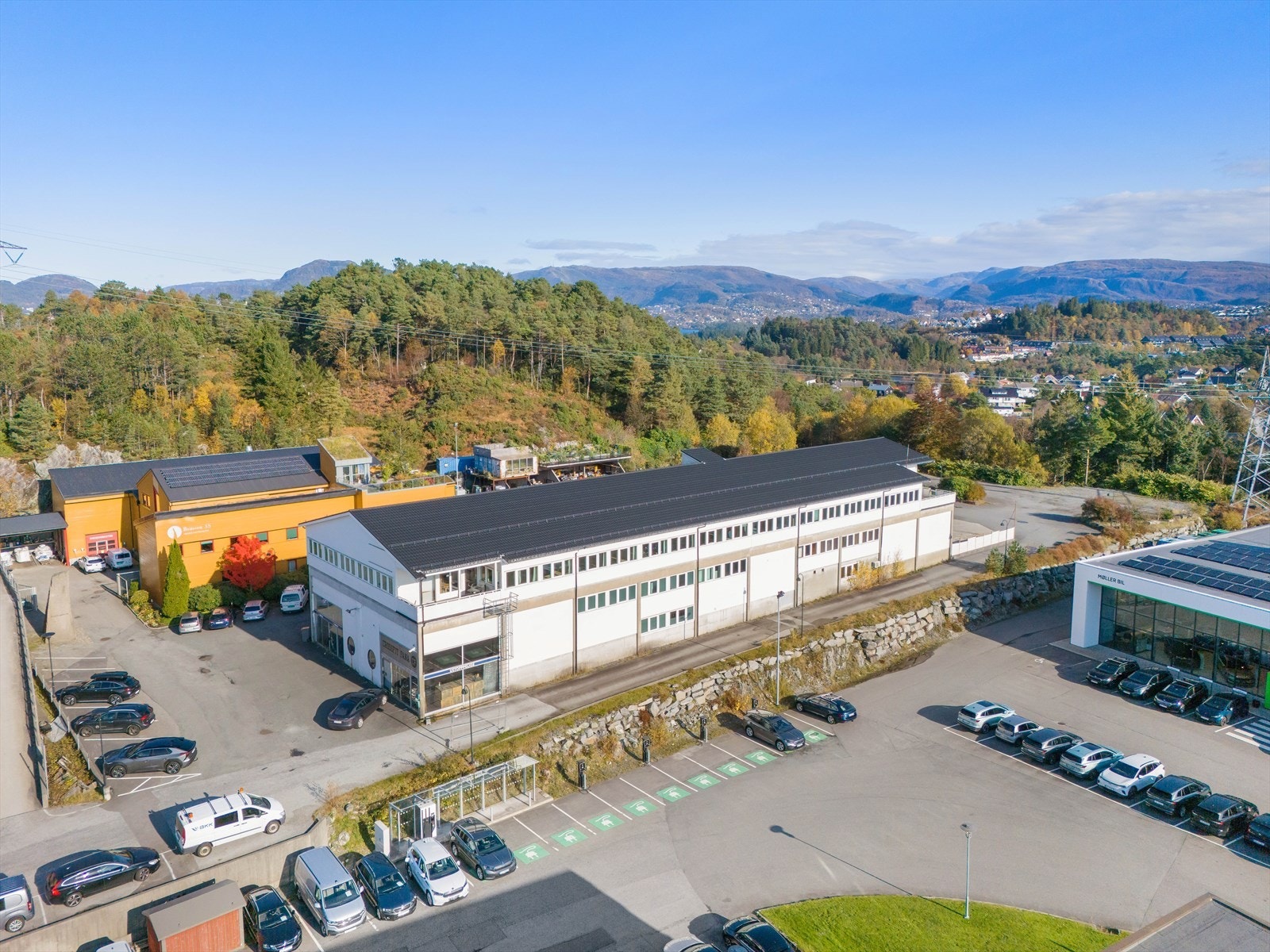 Eiendommen ligger sentralt på Kokstad i nærheten av kjente merkevarer. Mulig å leie store utearealer i tilknytning til eiendommen.