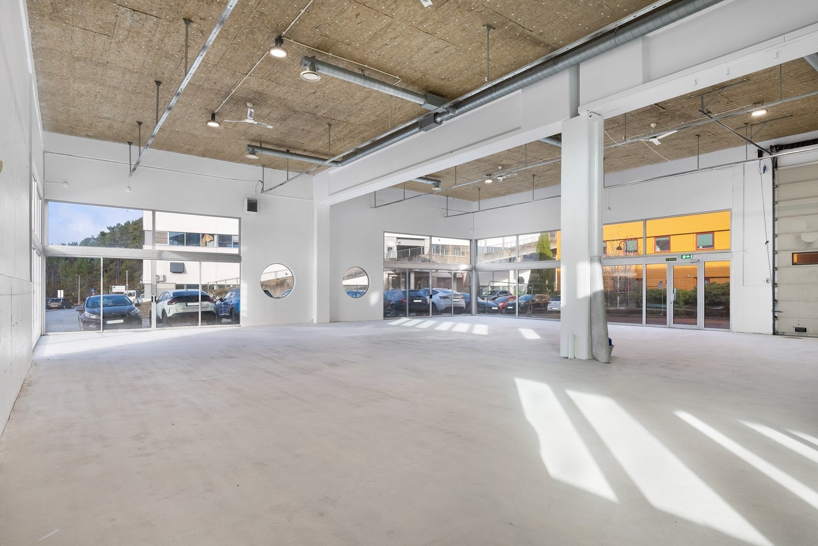 Salg-/kombionasjonslokaler med 6 meter takhøyde, BTA 715 m²