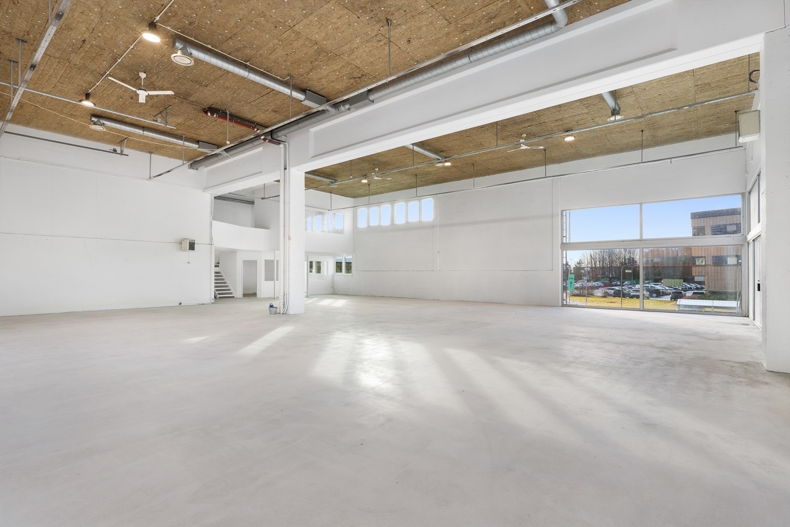 Salg-/kombionasjonslokaler med 6 meter takhøyde, BTA 715 m²