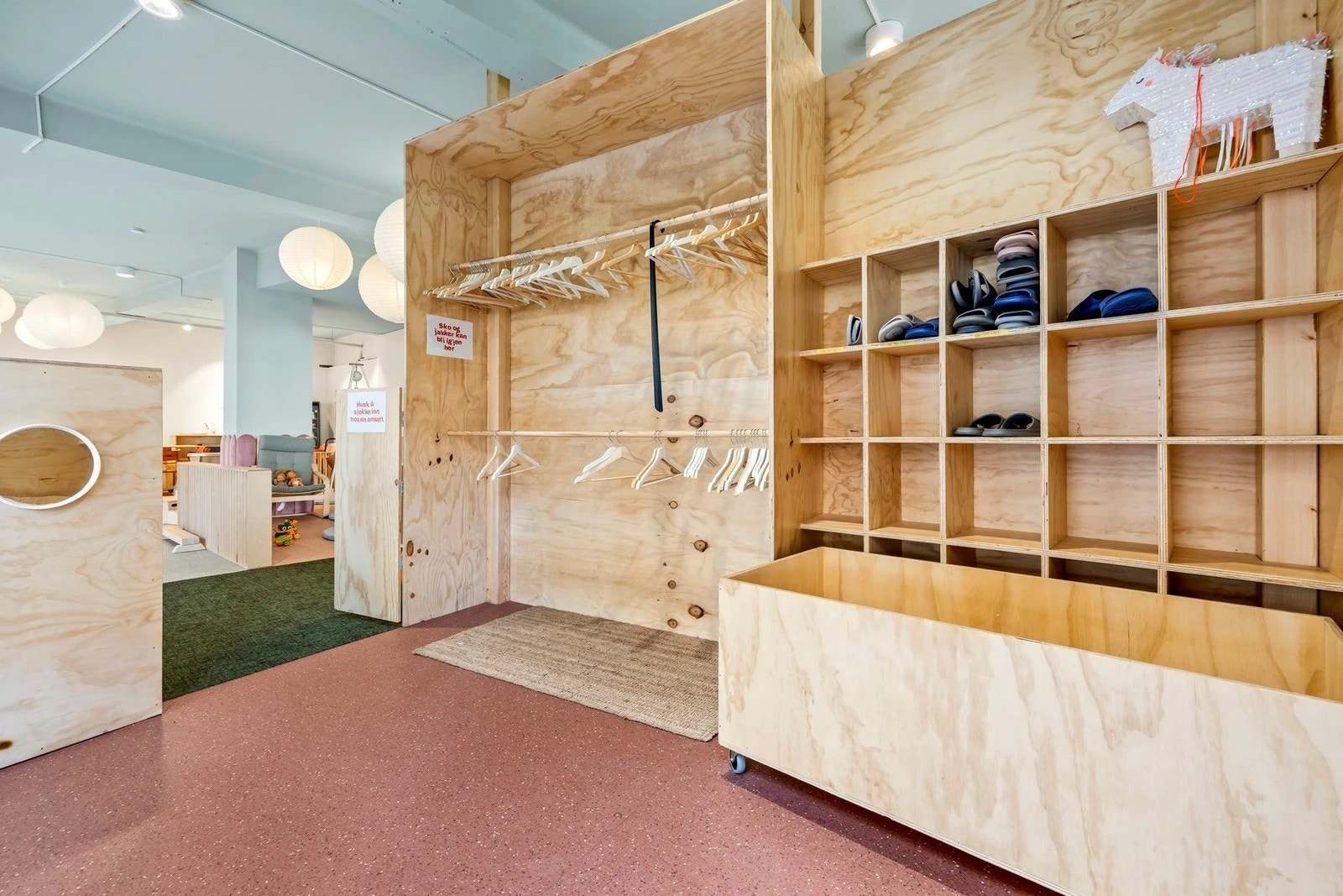 Egen sone som egner seg godt for garderobe, personalrom eller vareoppbevaring. Galleribilde