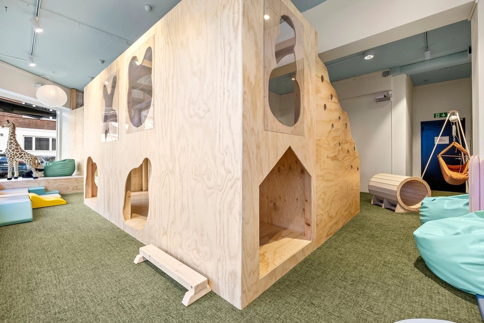 Bygget har naturlig ventilasjon, supplert med en varmevifte over inngangspartiet. Galleribilde