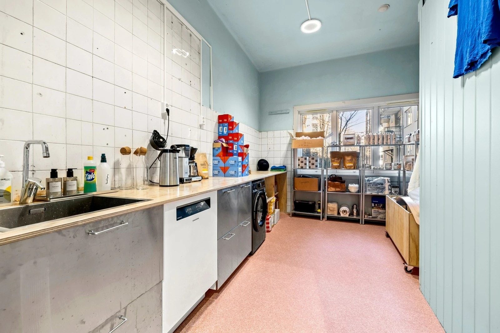 Felles kjøkken med kjøkkeninnredning, laminatbenkeplate og oppvaskkum. Galleribilde