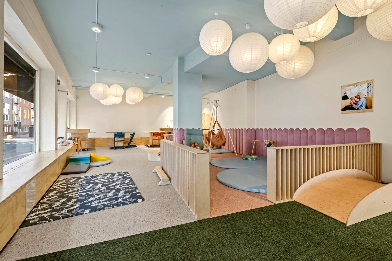 Overflatene består av slitesterke fliser på gulv og malte plater på veggene. Galleribilde